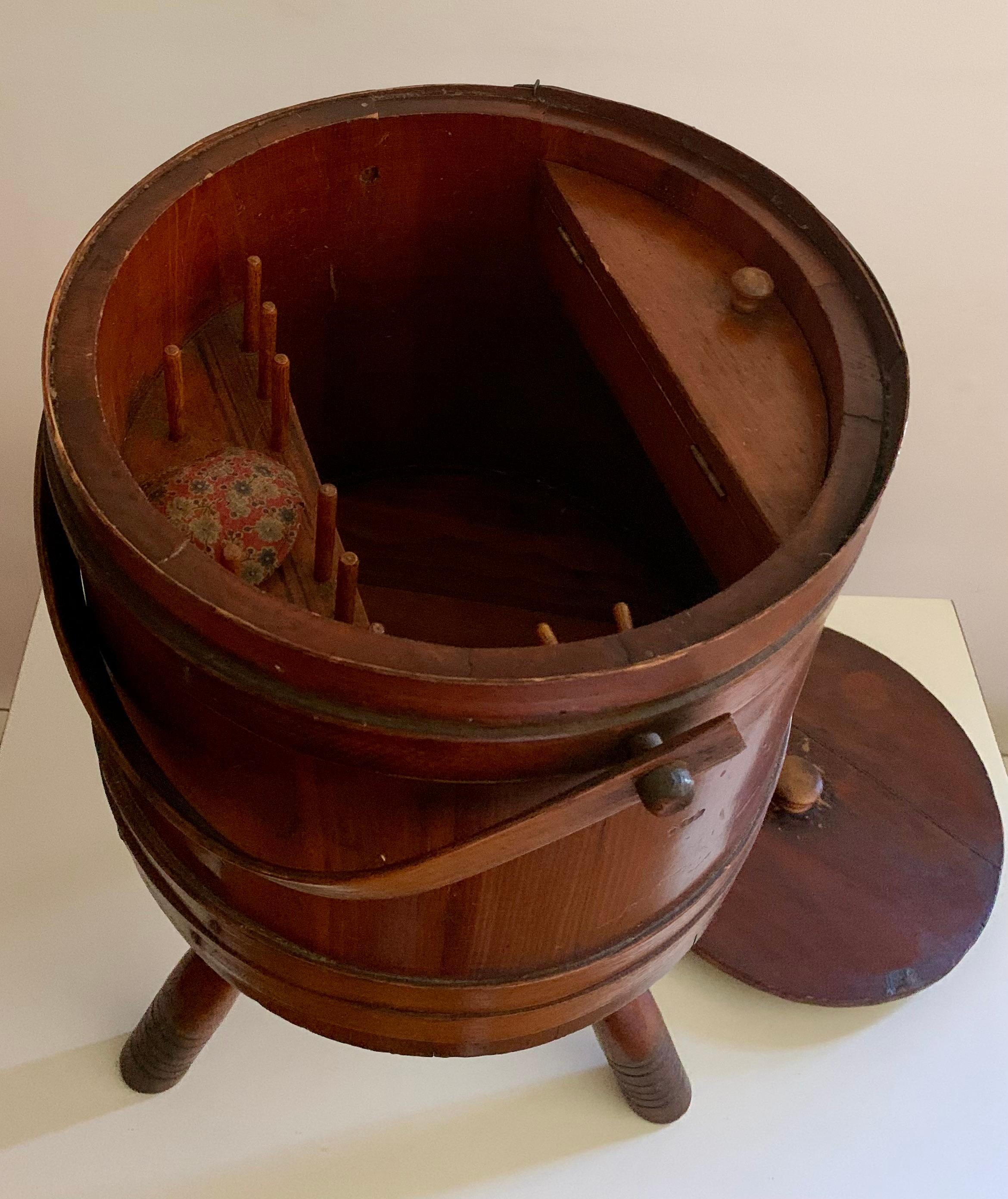 Costurero de madera de cerezo del siglo XIX del arte popular americano temprano en venta 2