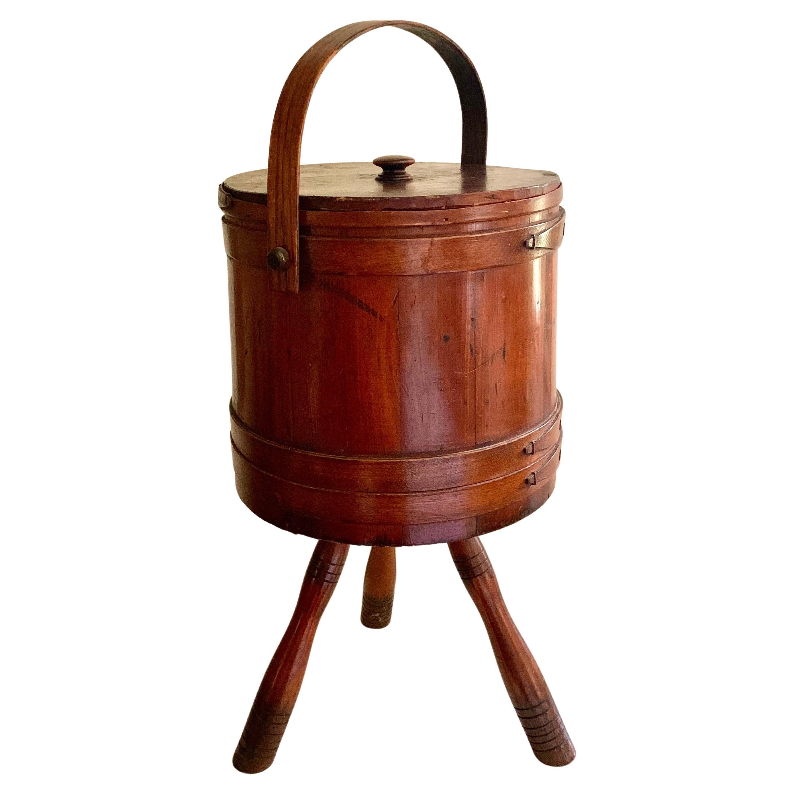 Costurero de madera de cerezo del siglo XIX del arte popular americano temprano en venta
