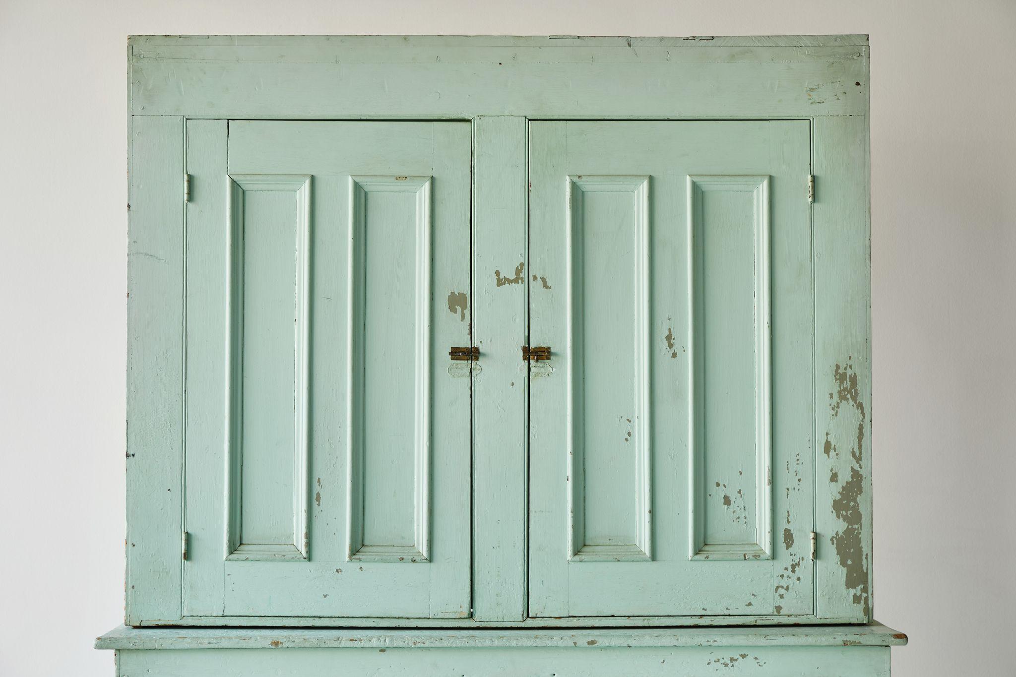 Frühamerikanischer viertüriger Schrank mit Stufenrückwand 3