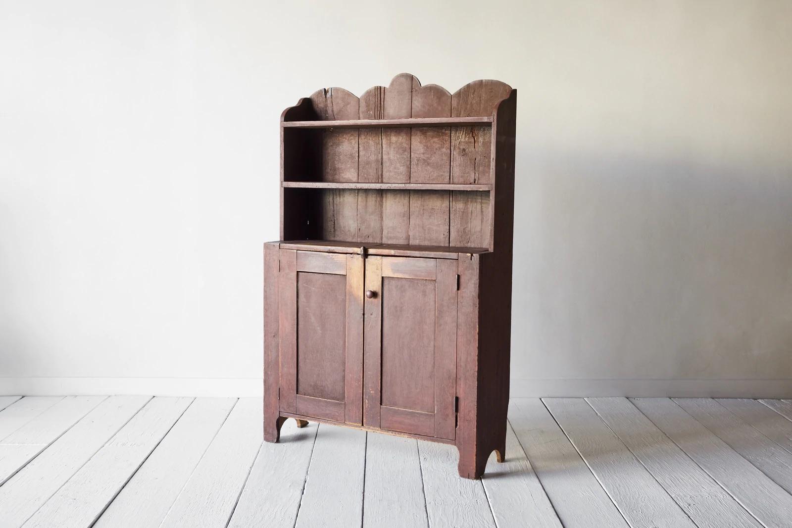 Early American Gallery Top Cupboard In Good Condition In Los Angeles, CA