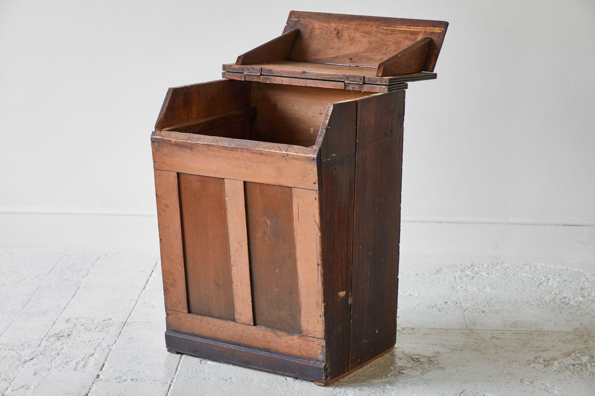 Early American Grain Bin In Good Condition In Los Angeles, CA