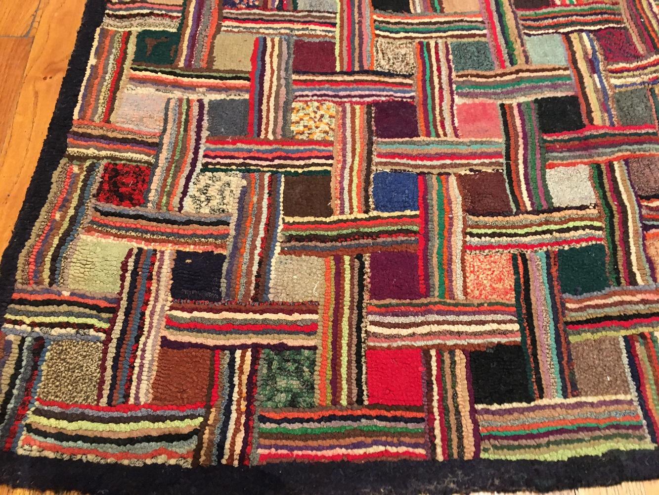 Hand-Crafted Early American Hooked Rug. Size: 8 ft 7 in x 12 ft 6 in (2.62 m x 3.81 m)