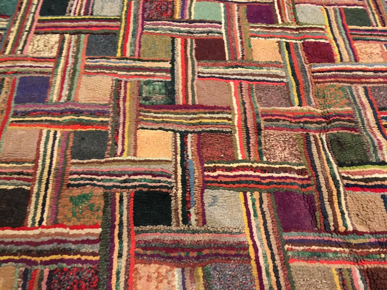 20th Century Early American Hooked Rug. Size: 8 ft 7 in x 12 ft 6 in (2.62 m x 3.81 m)