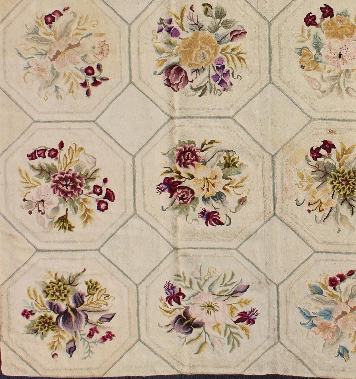 Amerikanischer Hakenteppich mit Korbflechtmuster und Blumen. Vorleger/G-1002.  Dieser spektakuläre, antike amerikanische Hakenteppich ist in Stil, Farbe und Komposition raffiniert und erzeugt die Illusion von Tiefe und Textur. Wie ein