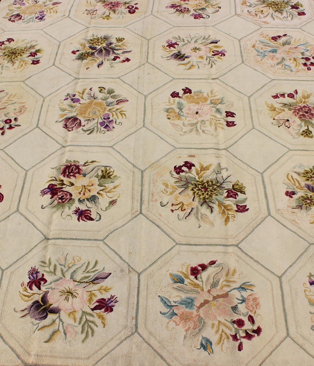 20th Century American Hooked Rug with Basket-Weave Pattern and Flowers For Sale