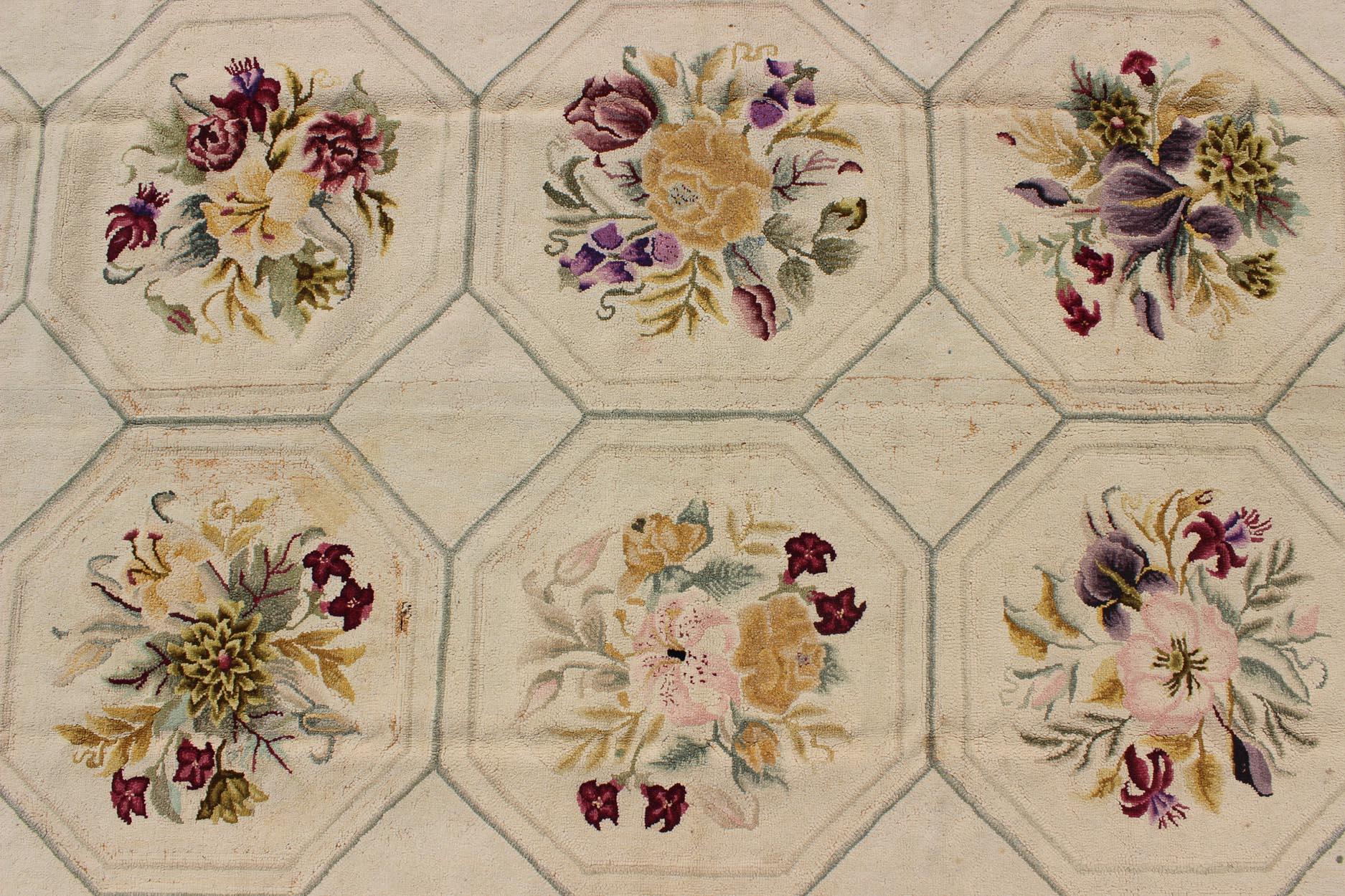 Amerikanischer Kapuzenteppich mit Kapuze und Korbgeflechtmuster und Blumen (20. Jahrhundert) im Angebot