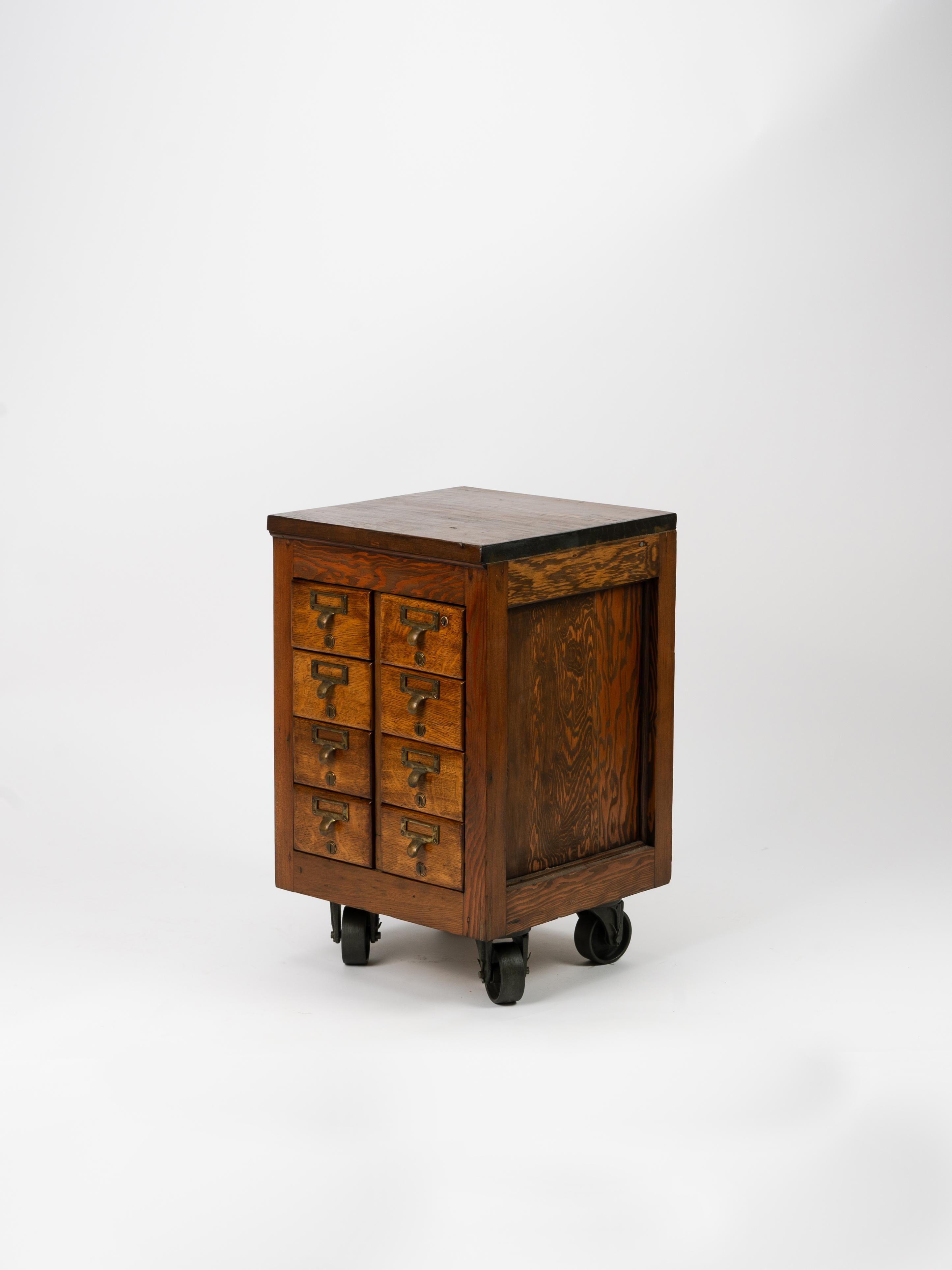 Bemerkenswerte Eiche Library Bureau hergestellt Karteikartenschrank. Dieses Stück stammt aus den 1910er Jahren und verfügt über 8 schwalbenschwanzförmige Schubladen mit Schubladengriffen aus antikem Messing. Wir haben diesen Schrank restauriert und