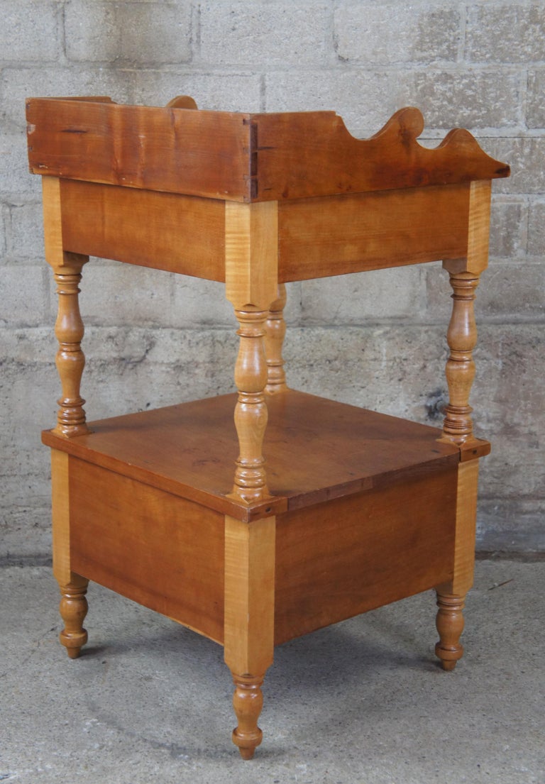 Early American Maple & Cherry Two Tier Side Accent Table Dry Sink Washstand In Good Condition For Sale In Dayton, OH