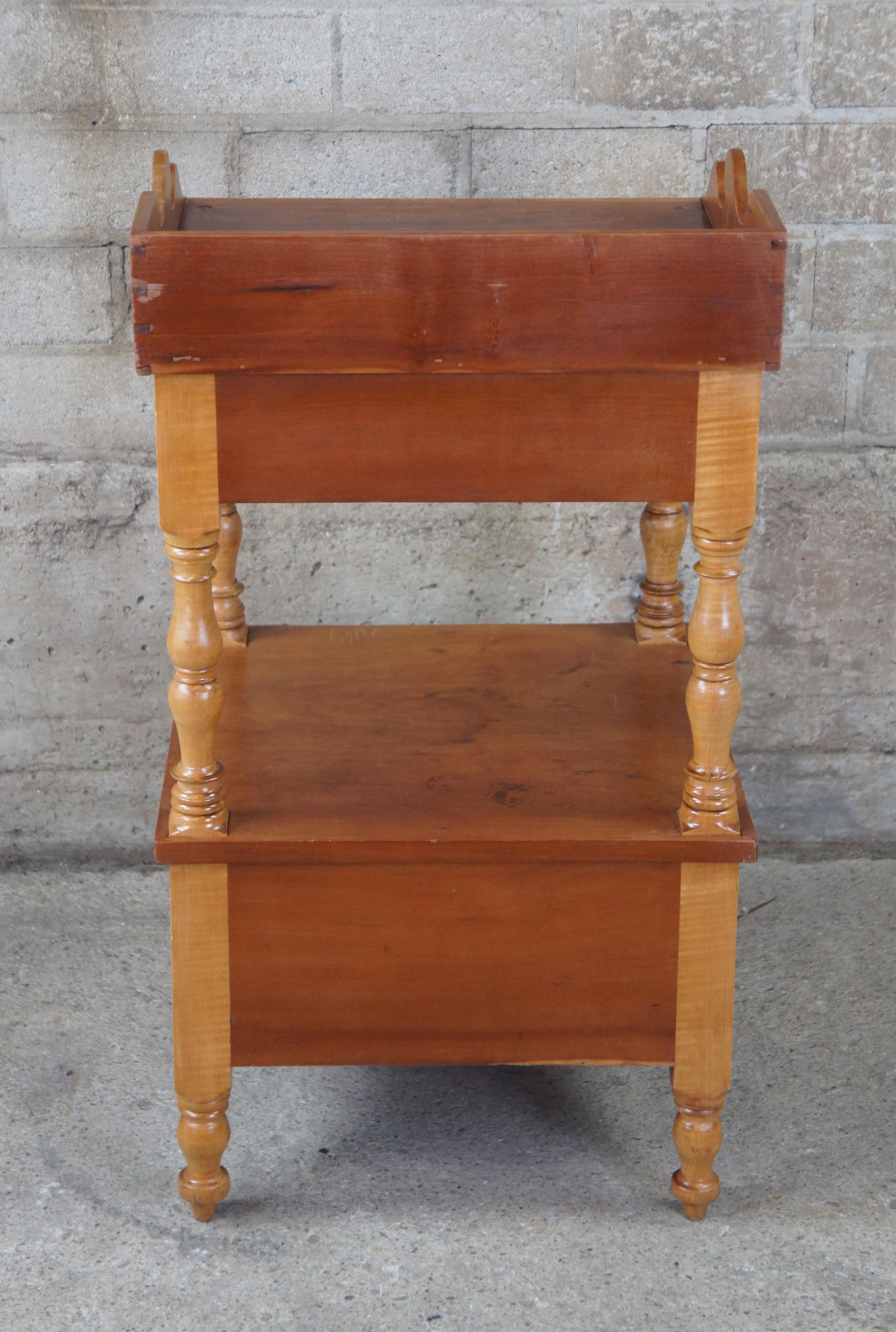 Table d'appoint à deux niveaux en érable et cerisier, lavabo à sec, Early American Maple & Cherry État moyen - En vente à Dayton, OH