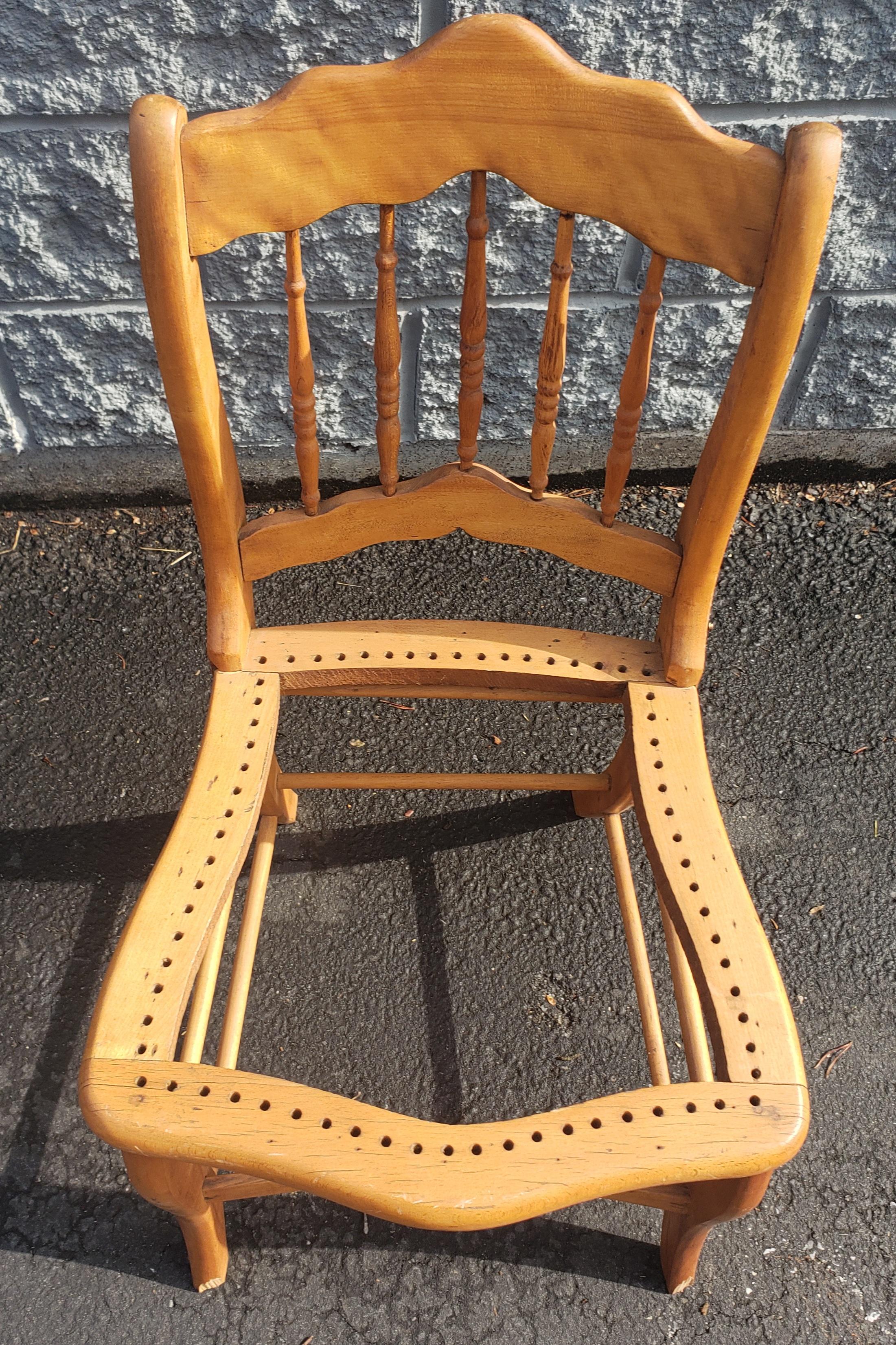 Travail du bois Paire de cadres de chaises d'appoint en érable américain ancien, vers les années 1880 en vente