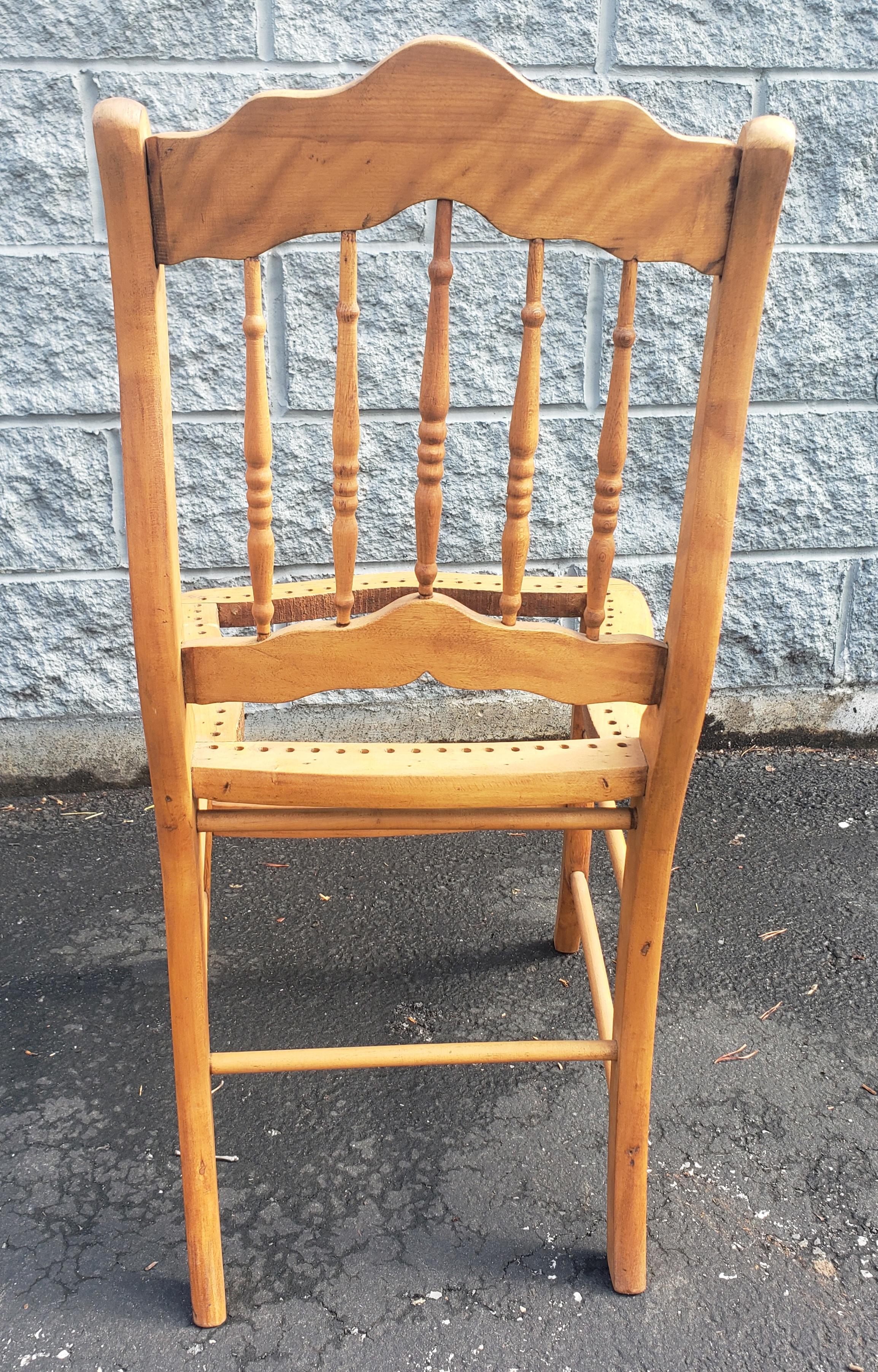 XIXe siècle Paire de cadres de chaises d'appoint en érable américain ancien, vers les années 1880 en vente