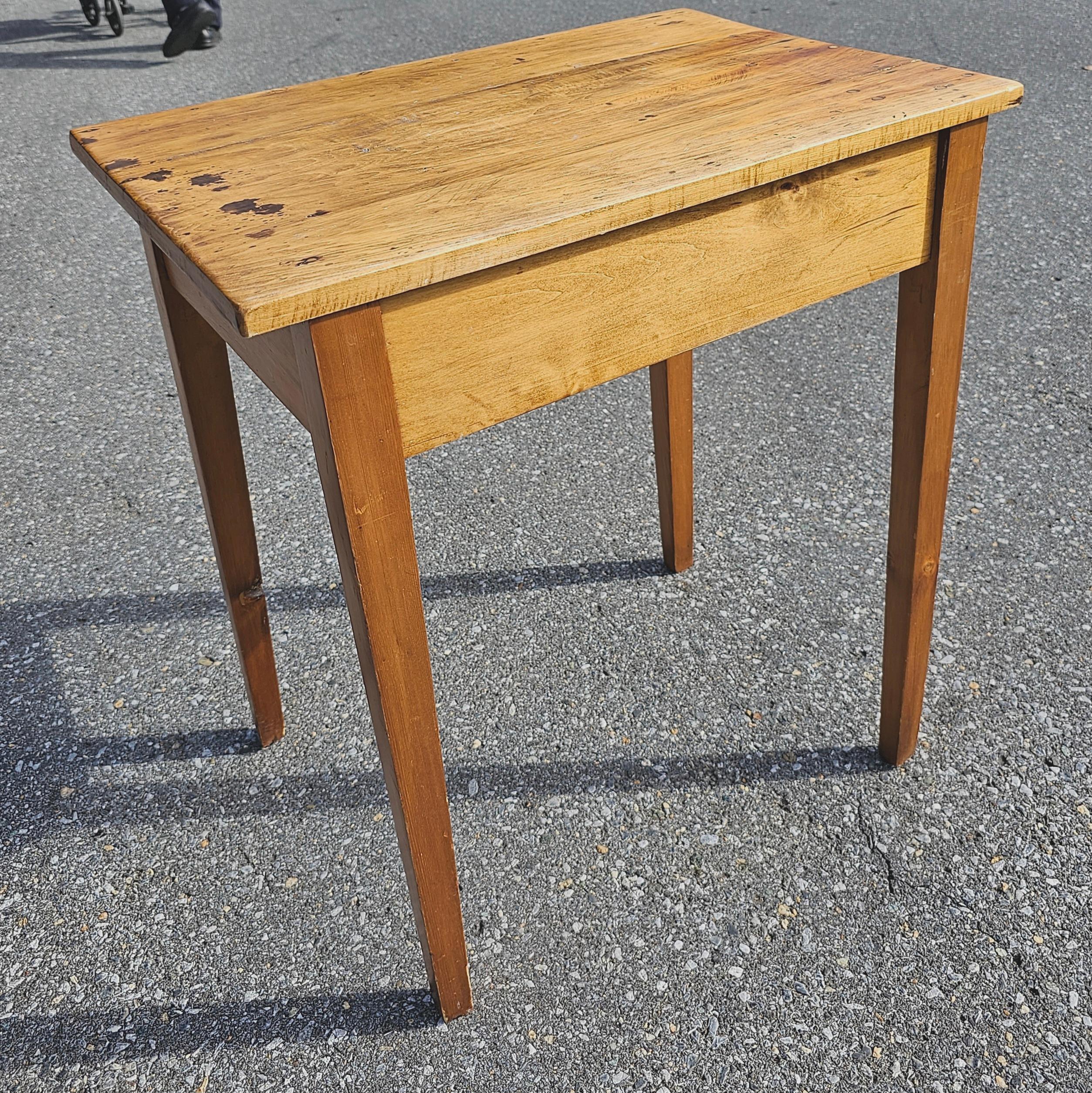 Early American Maple Utility Table, Circa 19th Century In Good Condition For Sale In Germantown, MD