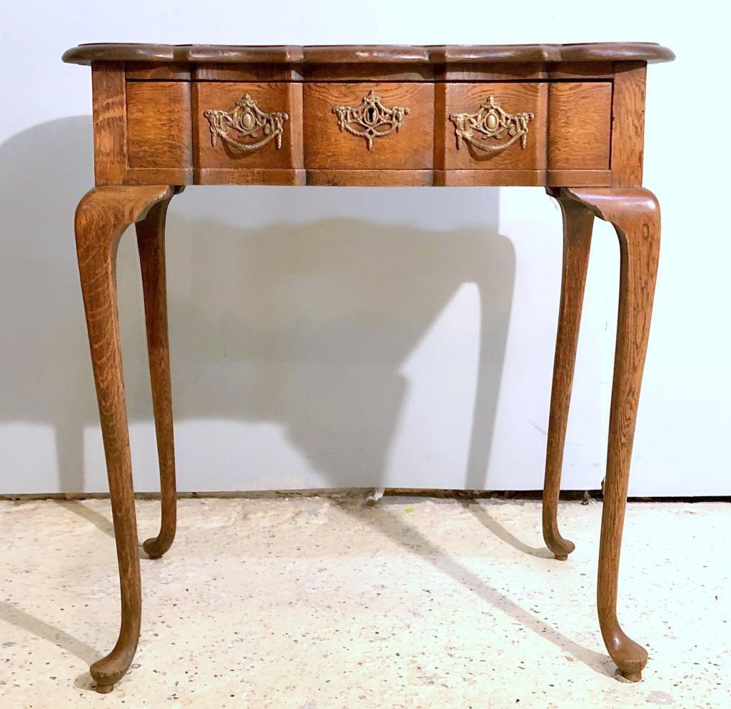 Antique American oak small table, end table or nightstand or ladies desk. This strong and masculine end table or nightstand reminds one of a time long forgotten. The Queen Ann sweeping legs supporting a single center drawer. The case having its