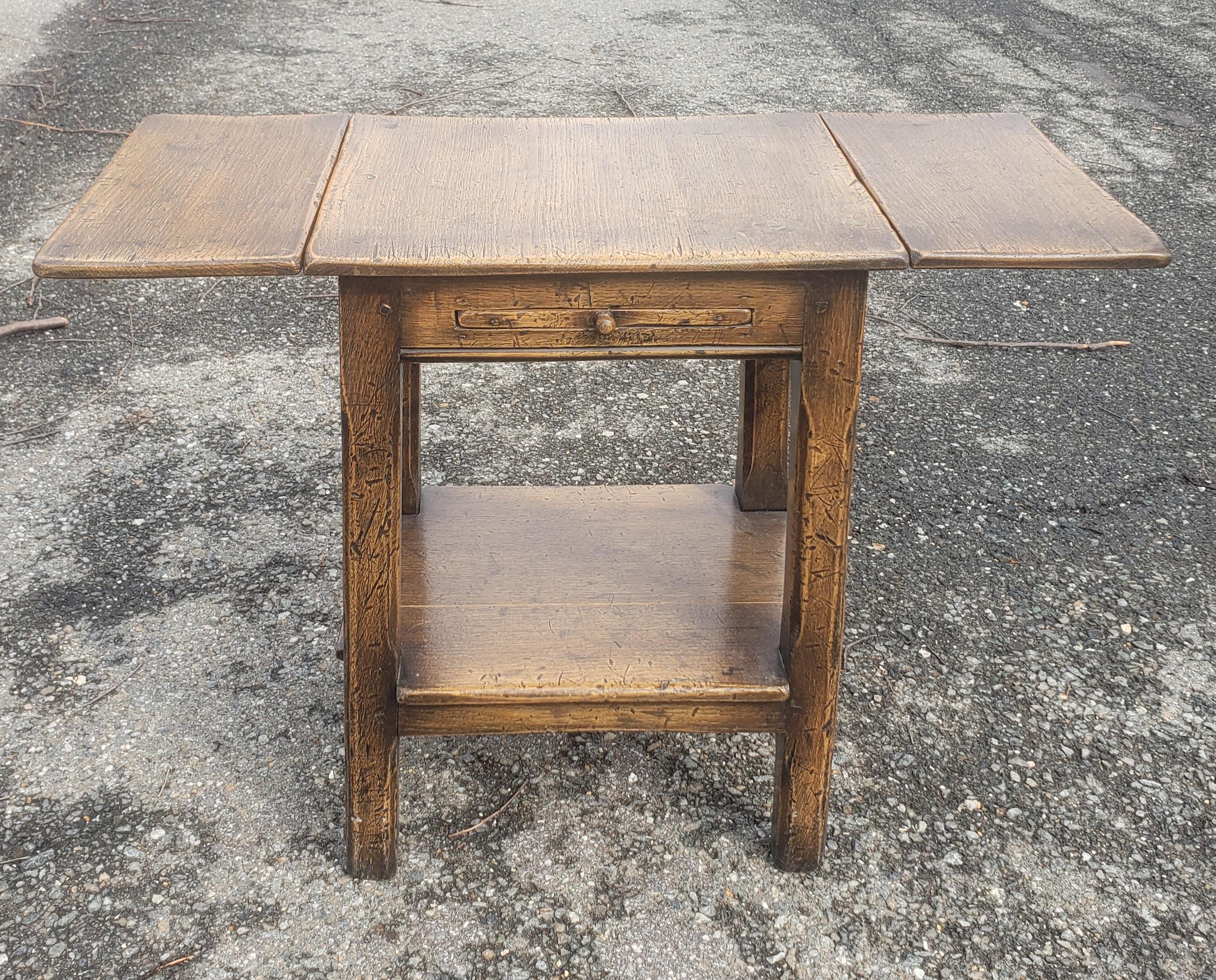 Hand-Crafted Early American Oak Drop-Leaf Side Table with Pull-Out Tray, circa 1890s