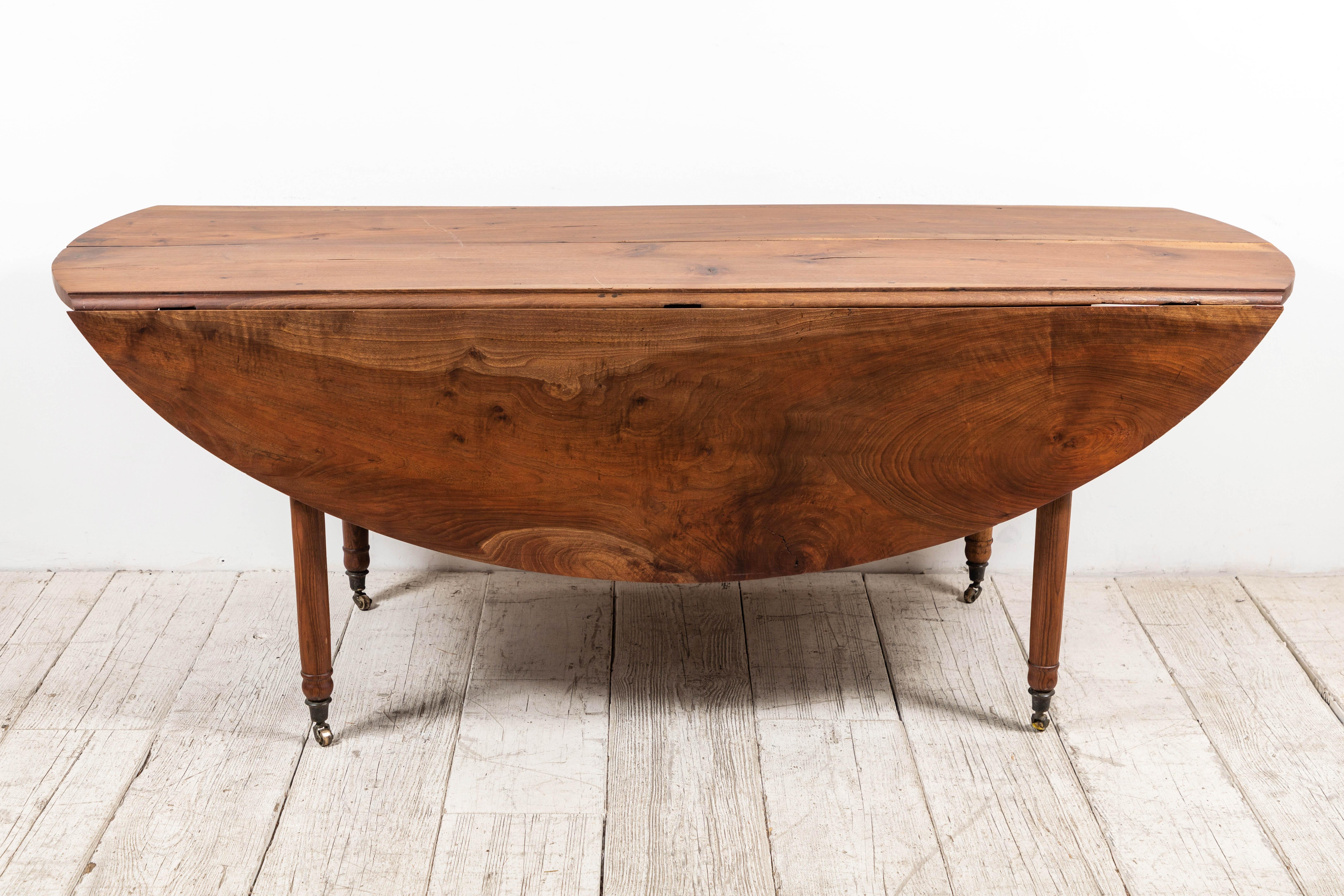 Early American Oval Mahogany Drop Leaf Table with Turned Legs on Casters In Good Condition In Los Angeles, CA