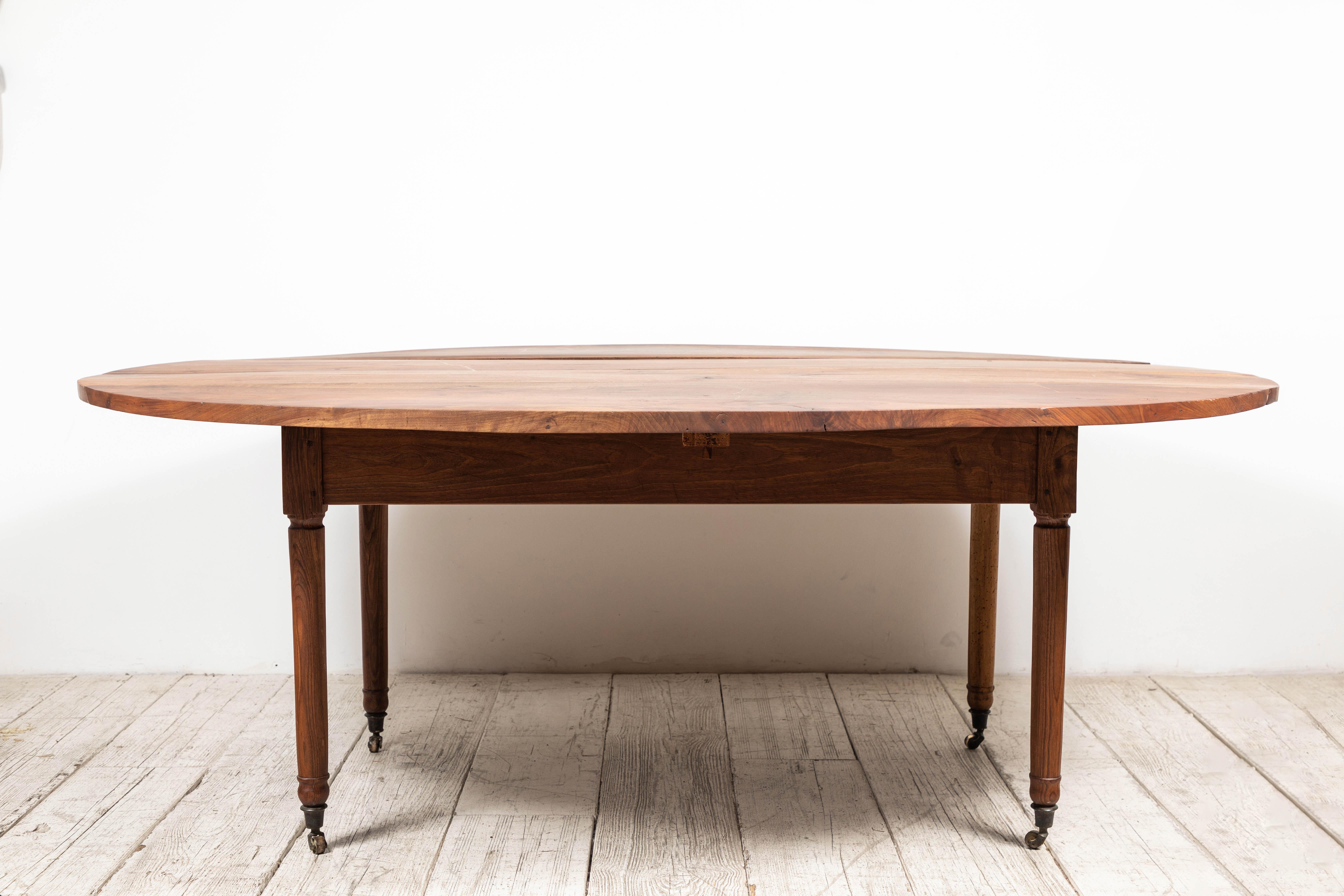 Early 20th Century Early American Oval Mahogany Drop Leaf Table with Turned Legs on Casters