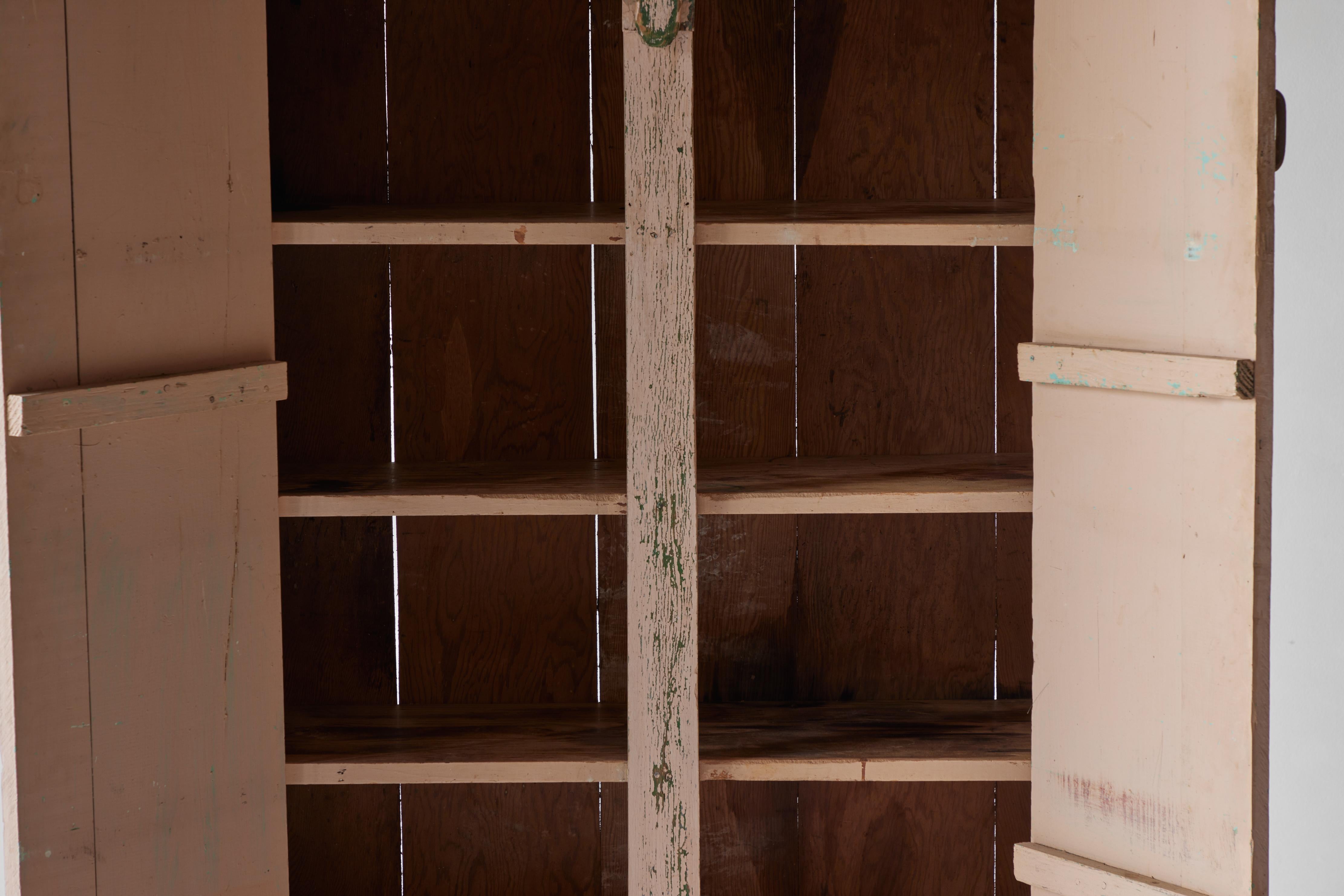 Armoire à deux portes peinte du début de l'Amérique Bon état à Los Angeles, CA