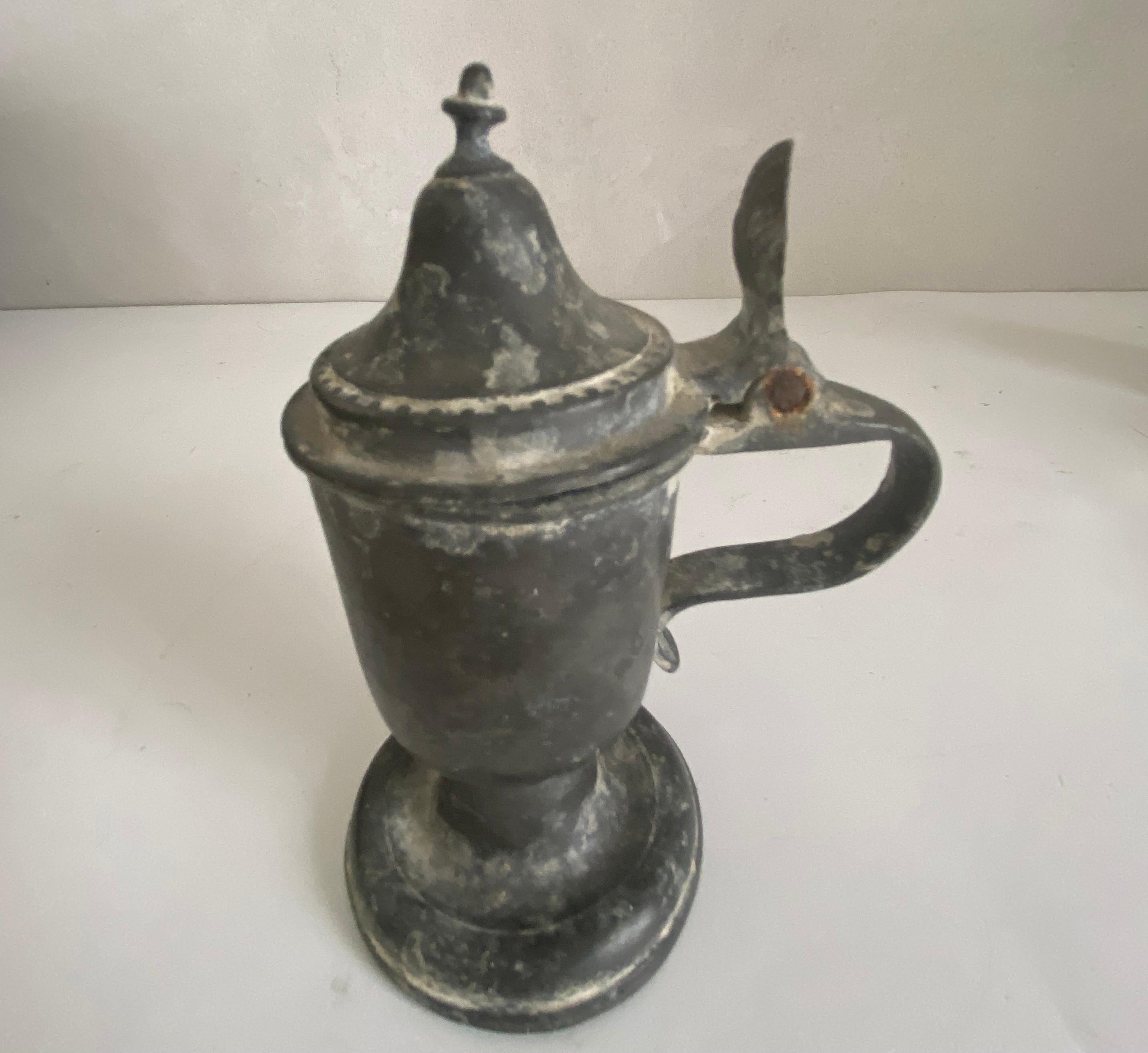 Una pieza de colección excepcional de loza antigua de peltre. Aunque no se recomienda para uso real, este pequeño tarro de mostaza tiene unas líneas excepcionales y una gran pátina envejecida que lo convierten en un complemento para cualquier