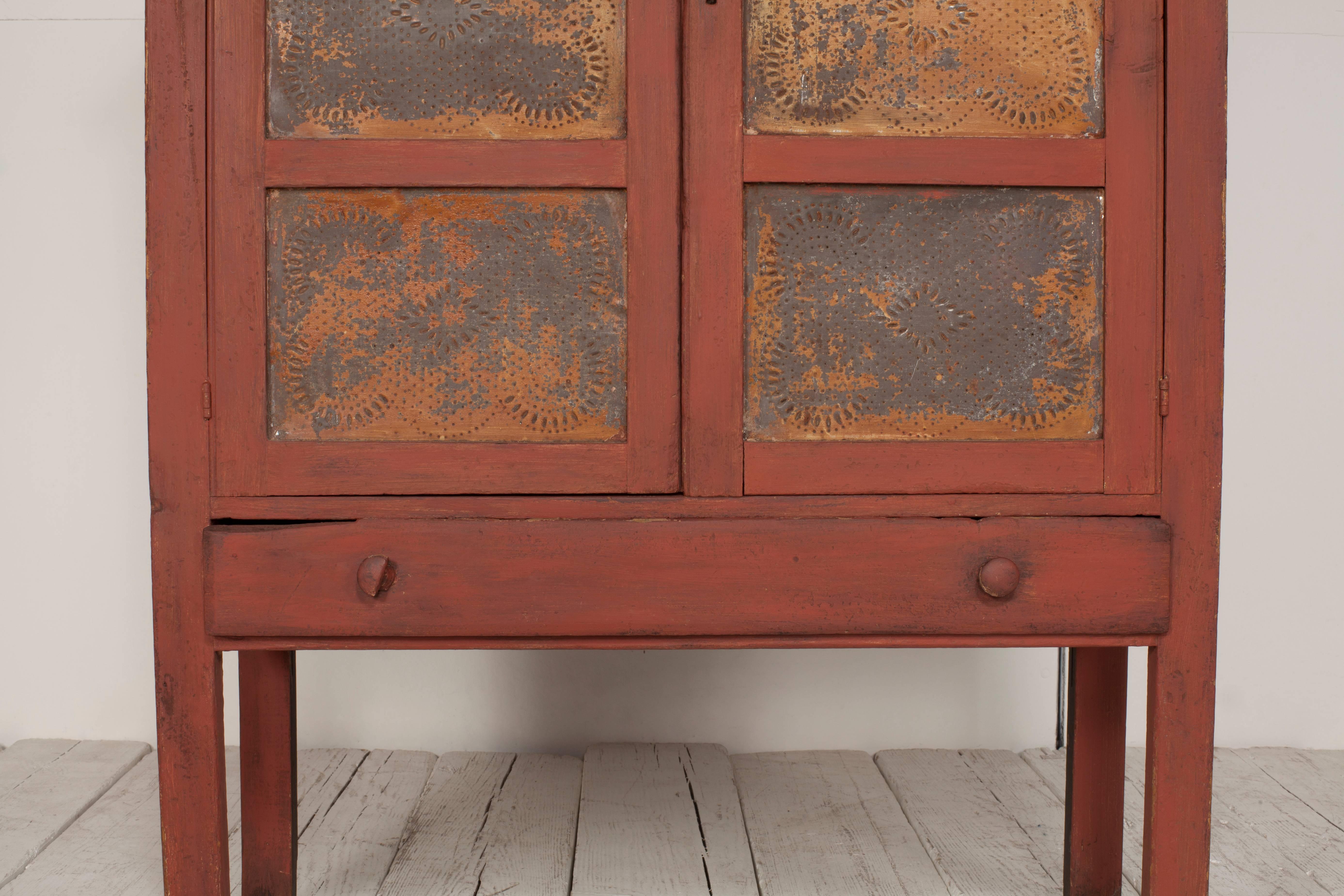 Early American Pie Safe Cabinet with Patina Metal Details and Single Drawer In Excellent Condition In Los Angeles, CA