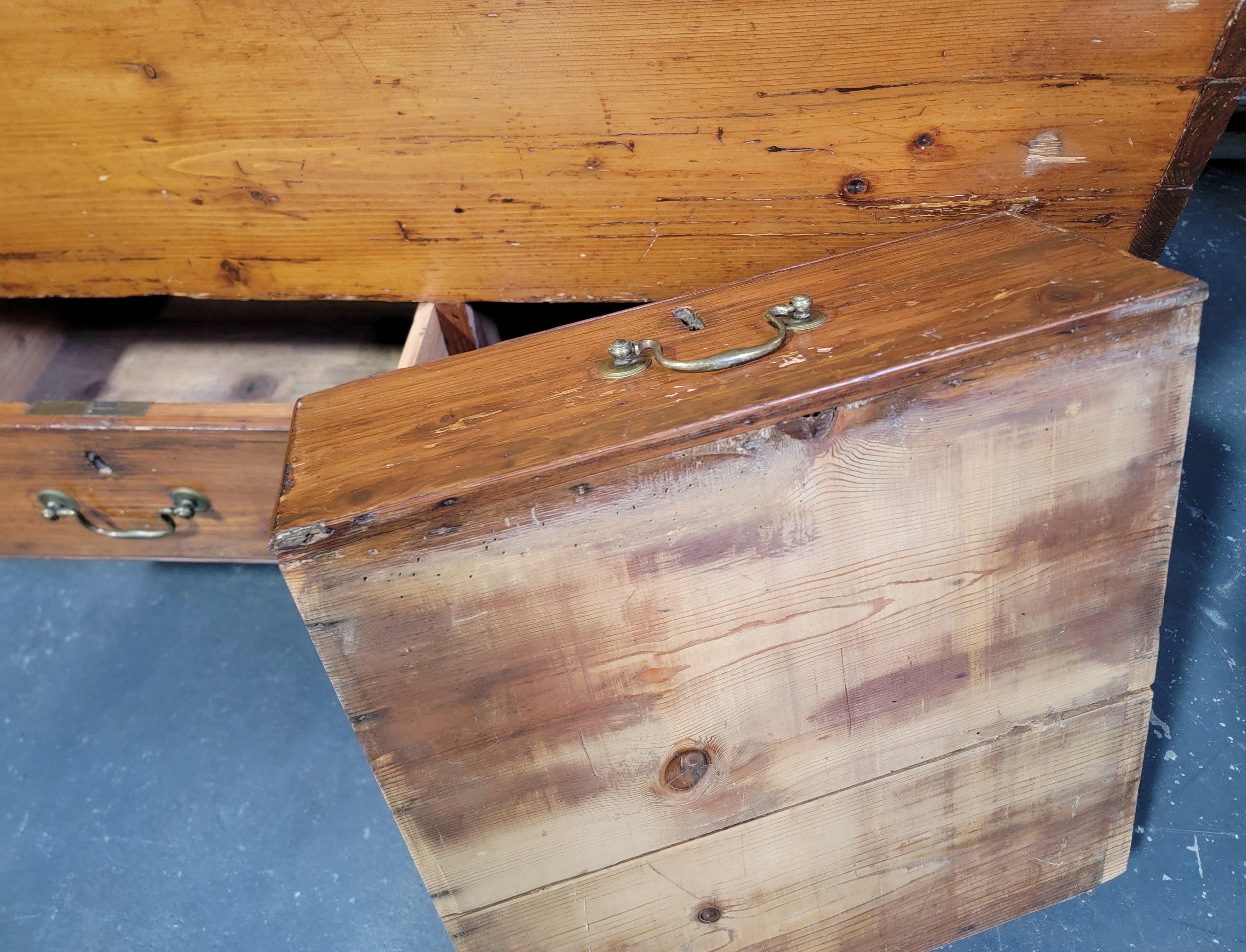 Early American Pine Blanket Chest / Trunk For Sale 4