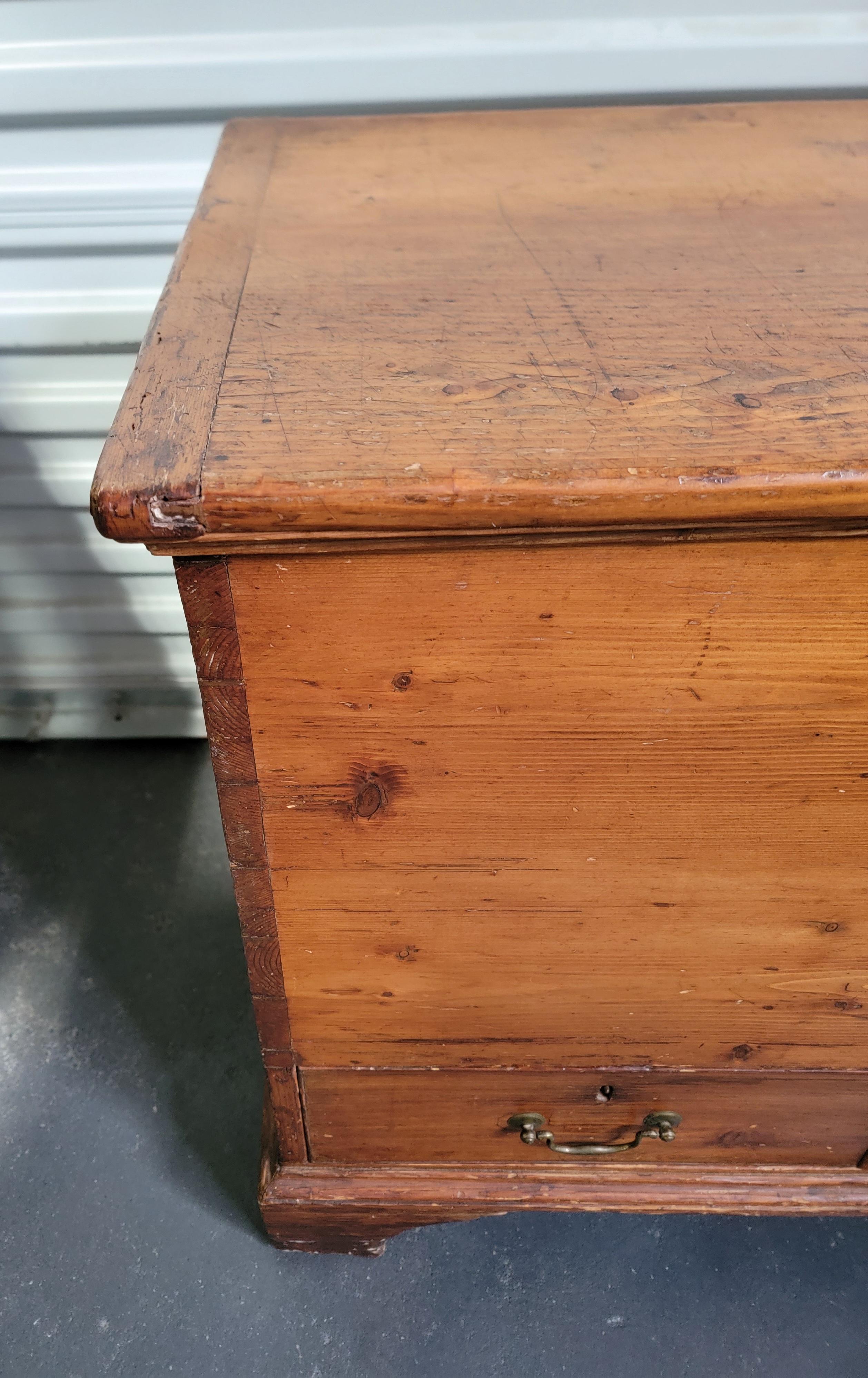 Early American Pine Blanket Chest / Trunk For Sale 5