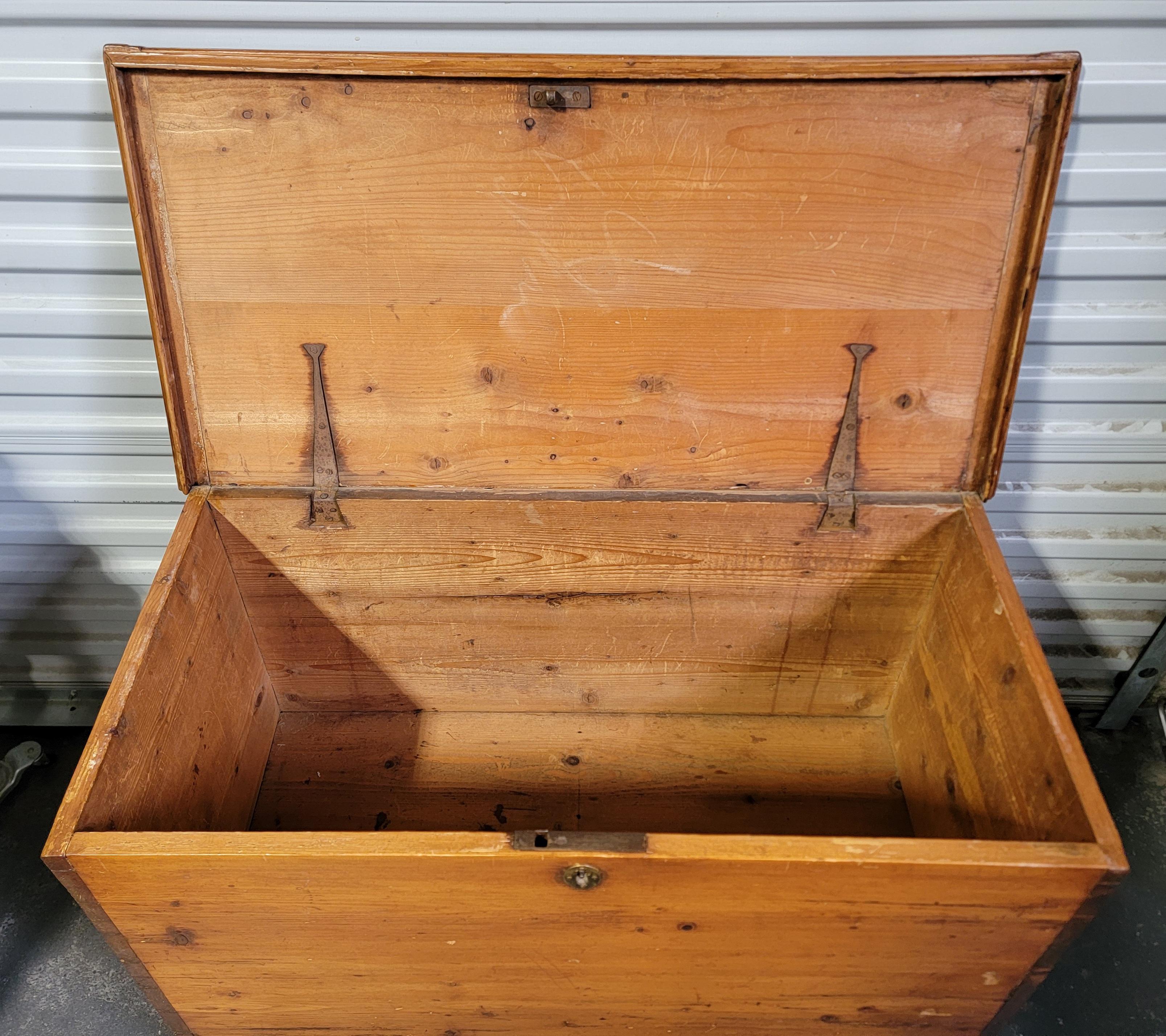 Early American Pine Blanket Chest / Trunk For Sale 8
