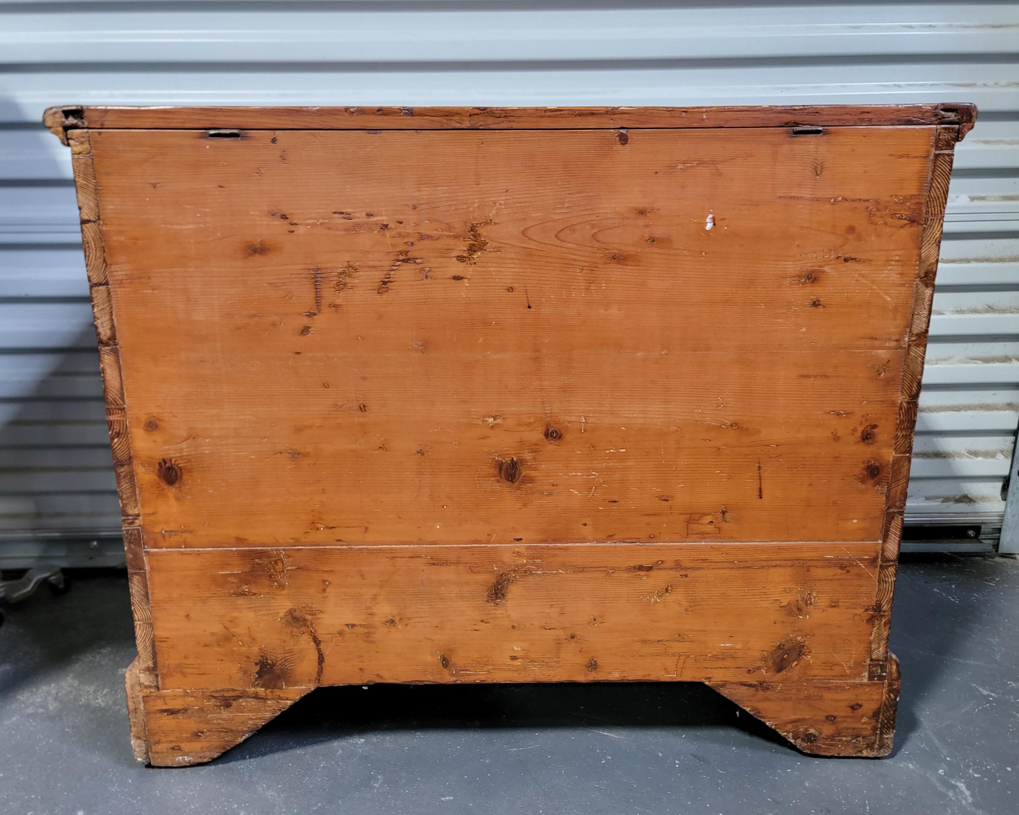 Early American Pine Blanket Chest / Trunk In Good Condition For Sale In Fulton, CA