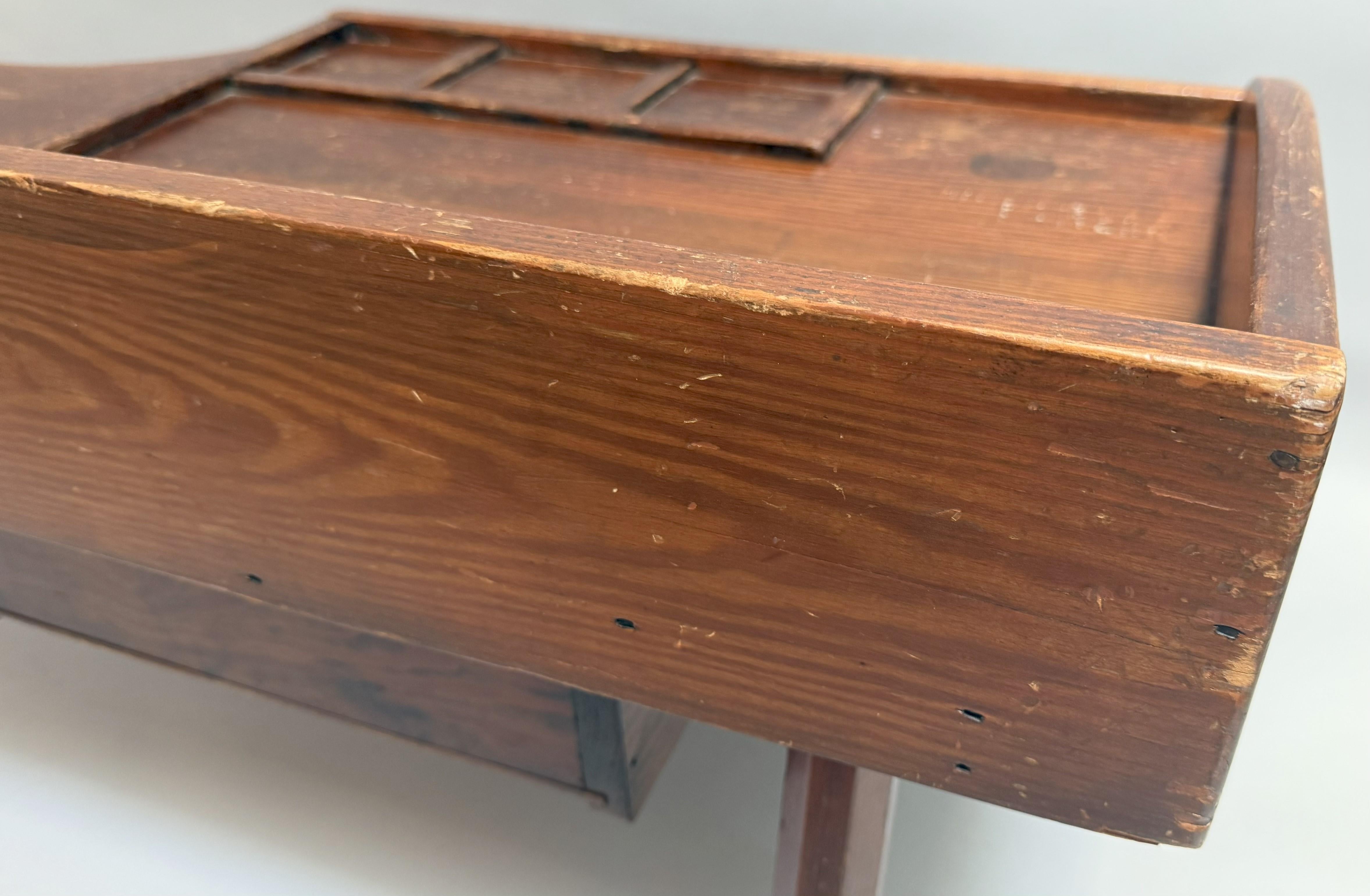 Early American Pine Cobbler's Bench with Leather Seat Inset For Sale 5