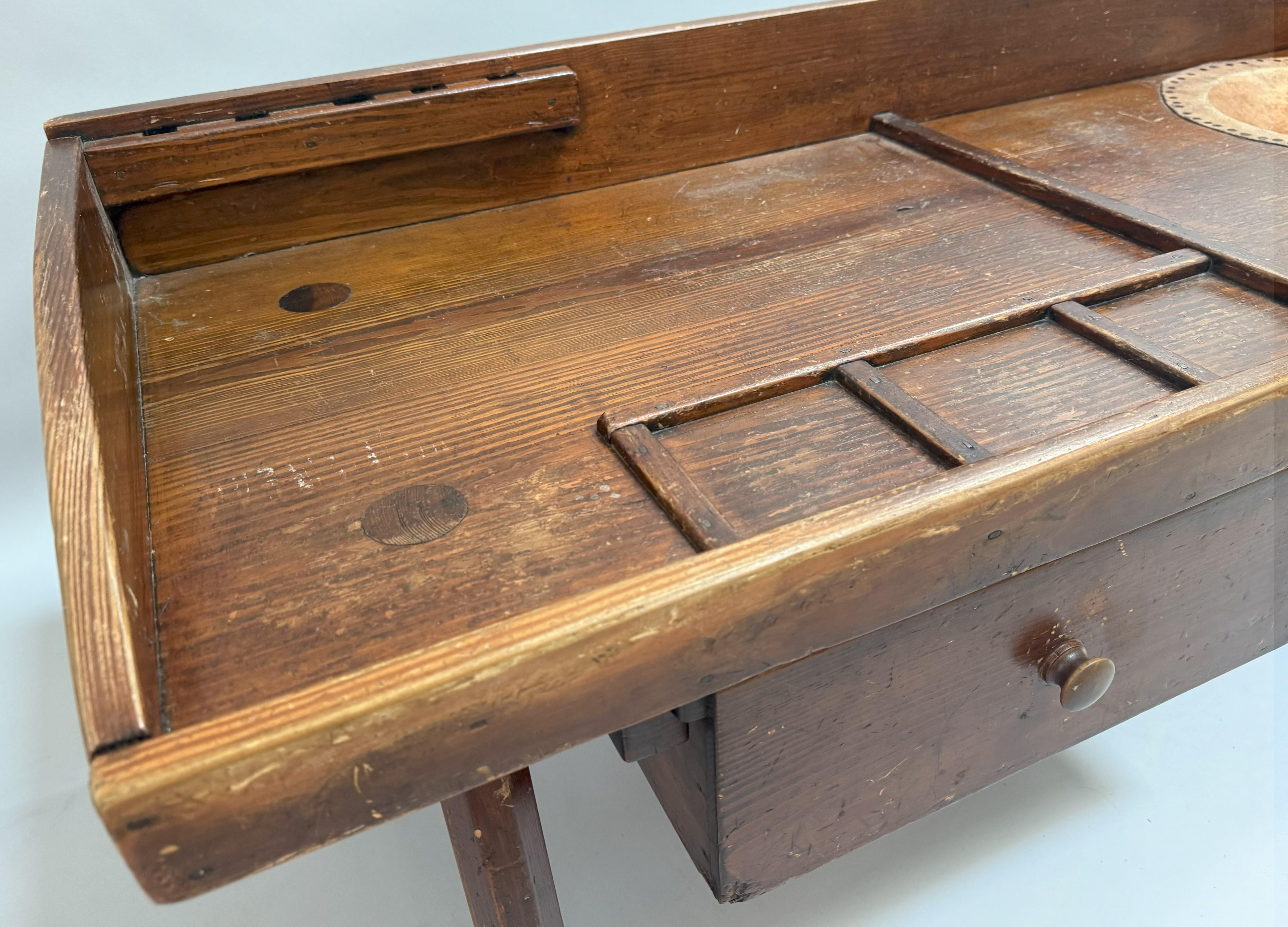 Early American Pine Cobbler's Bench with Leather Seat Inset In Good Condition For Sale In Middleburg, VA
