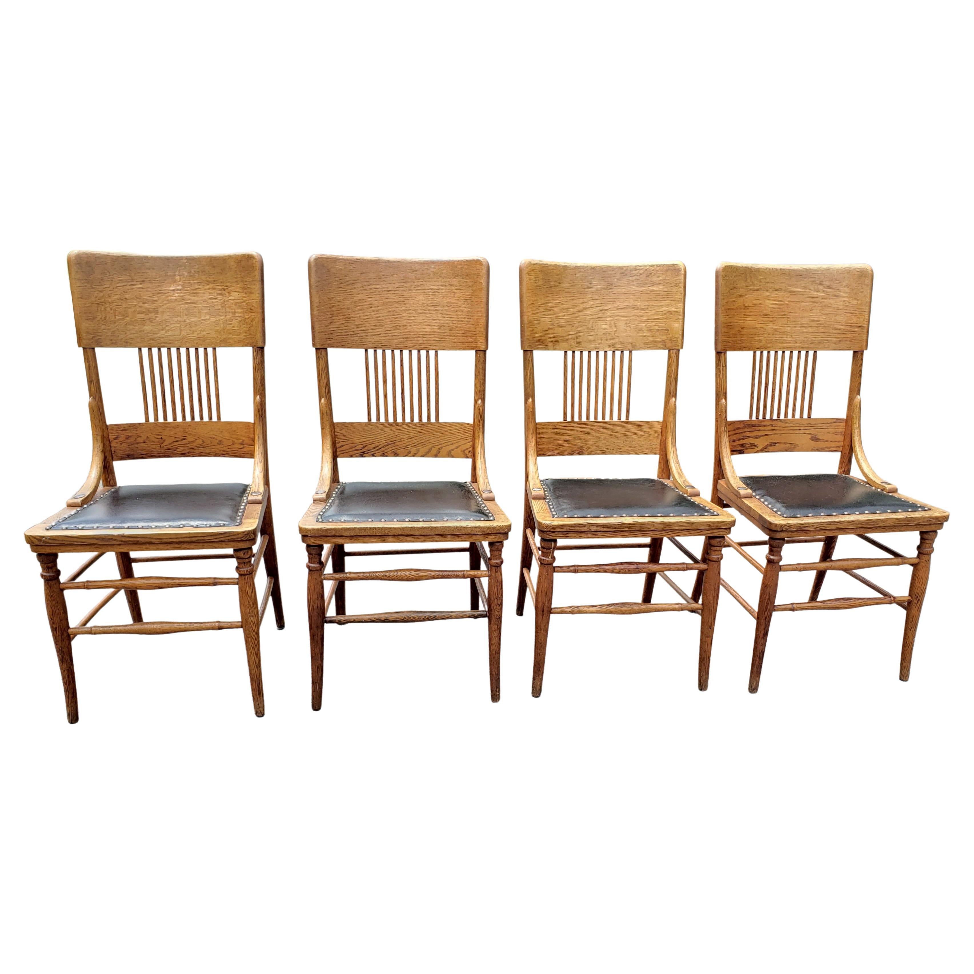 Édouardien Ensemble de chaises de salle à manger américaines anciennes en chêne pressé à dossier clouté et cuir à clous en vente