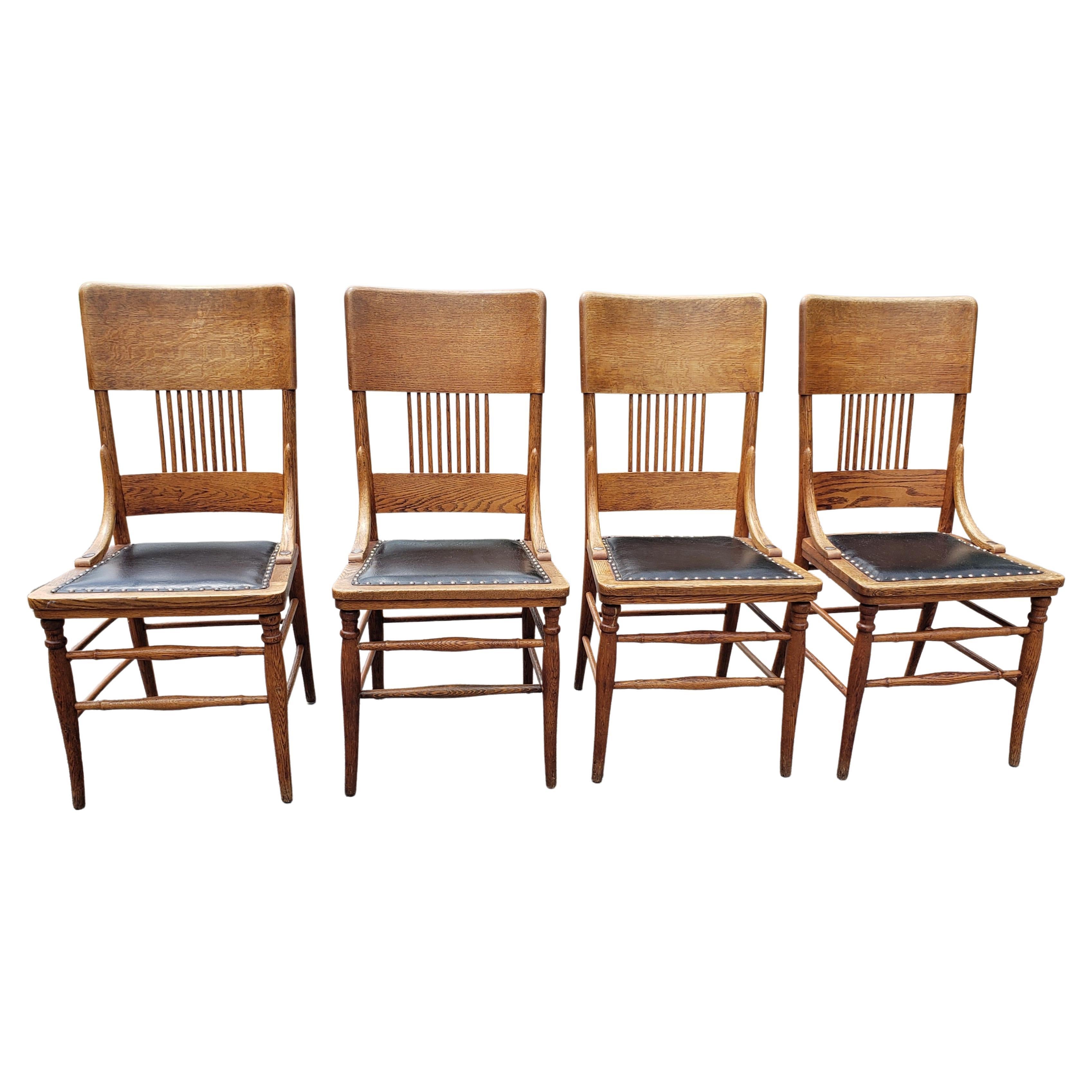 Travail du bois Ensemble de chaises de salle à manger américaines anciennes en chêne pressé à dossier clouté et cuir à clous en vente