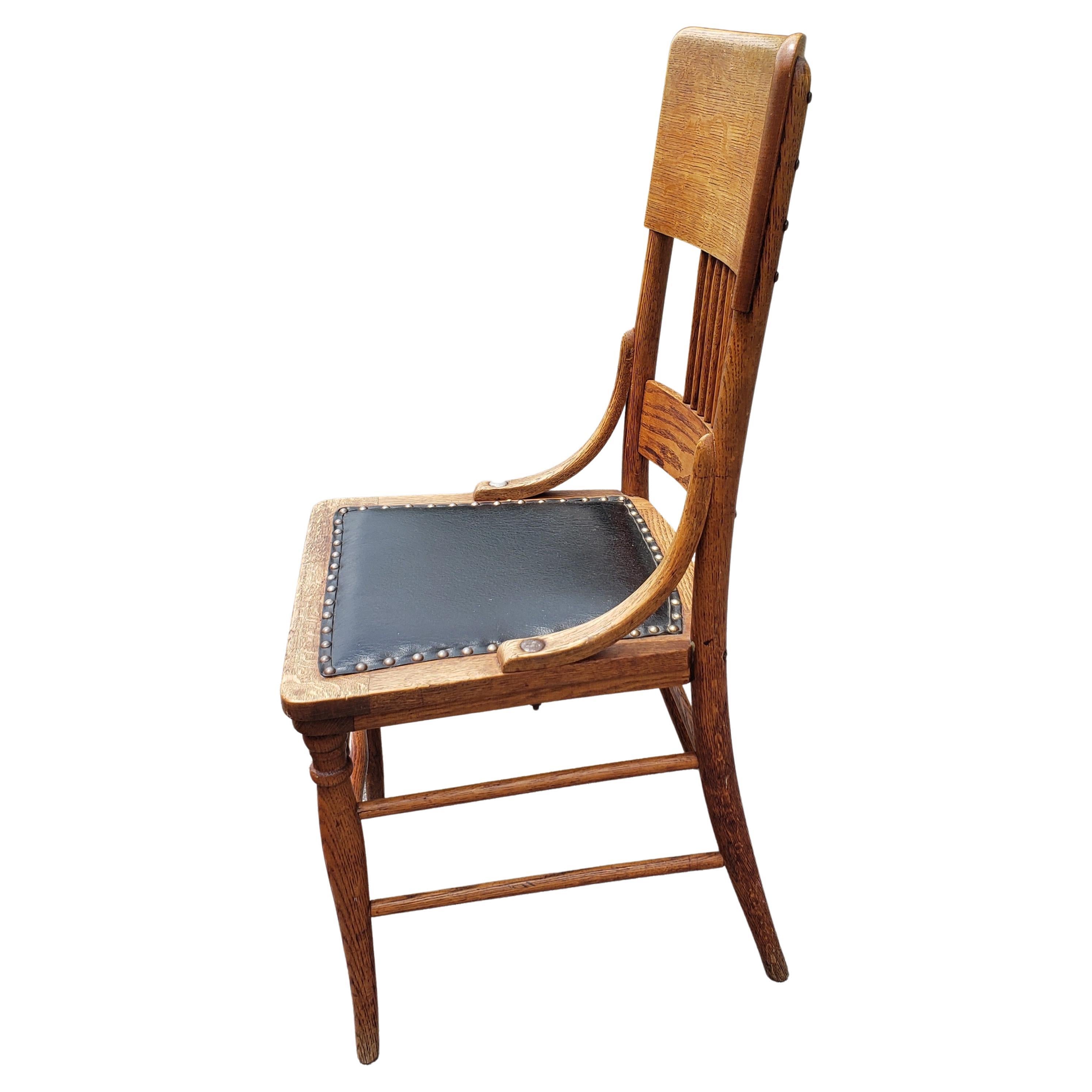 20ième siècle Ensemble de chaises de salle à manger américaines anciennes en chêne pressé à dossier clouté et cuir à clous en vente