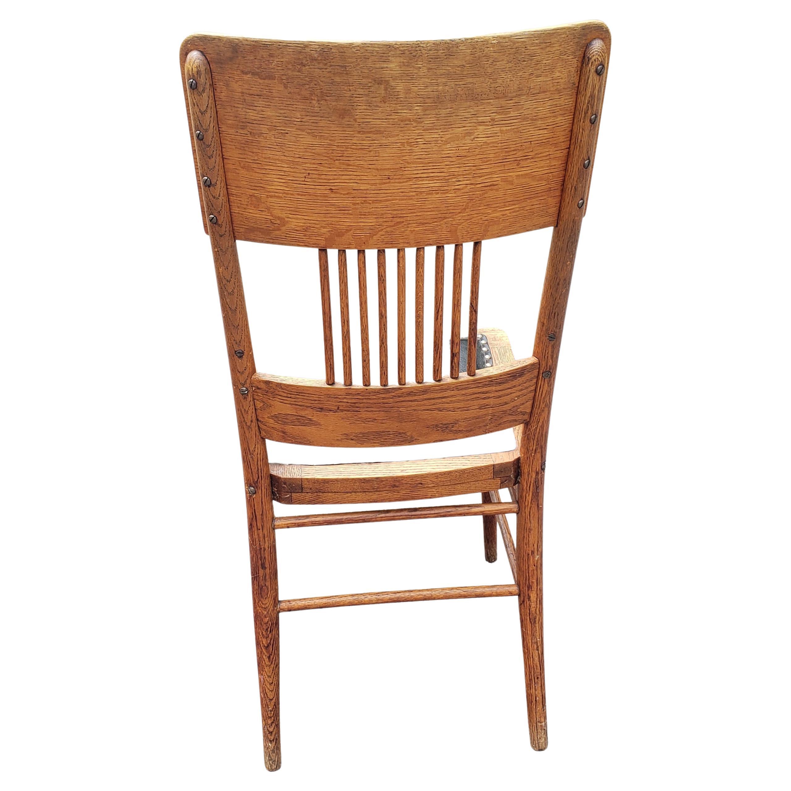 Imitation cuir Ensemble de chaises de salle à manger américaines anciennes en chêne pressé à dossier clouté et cuir à clous en vente