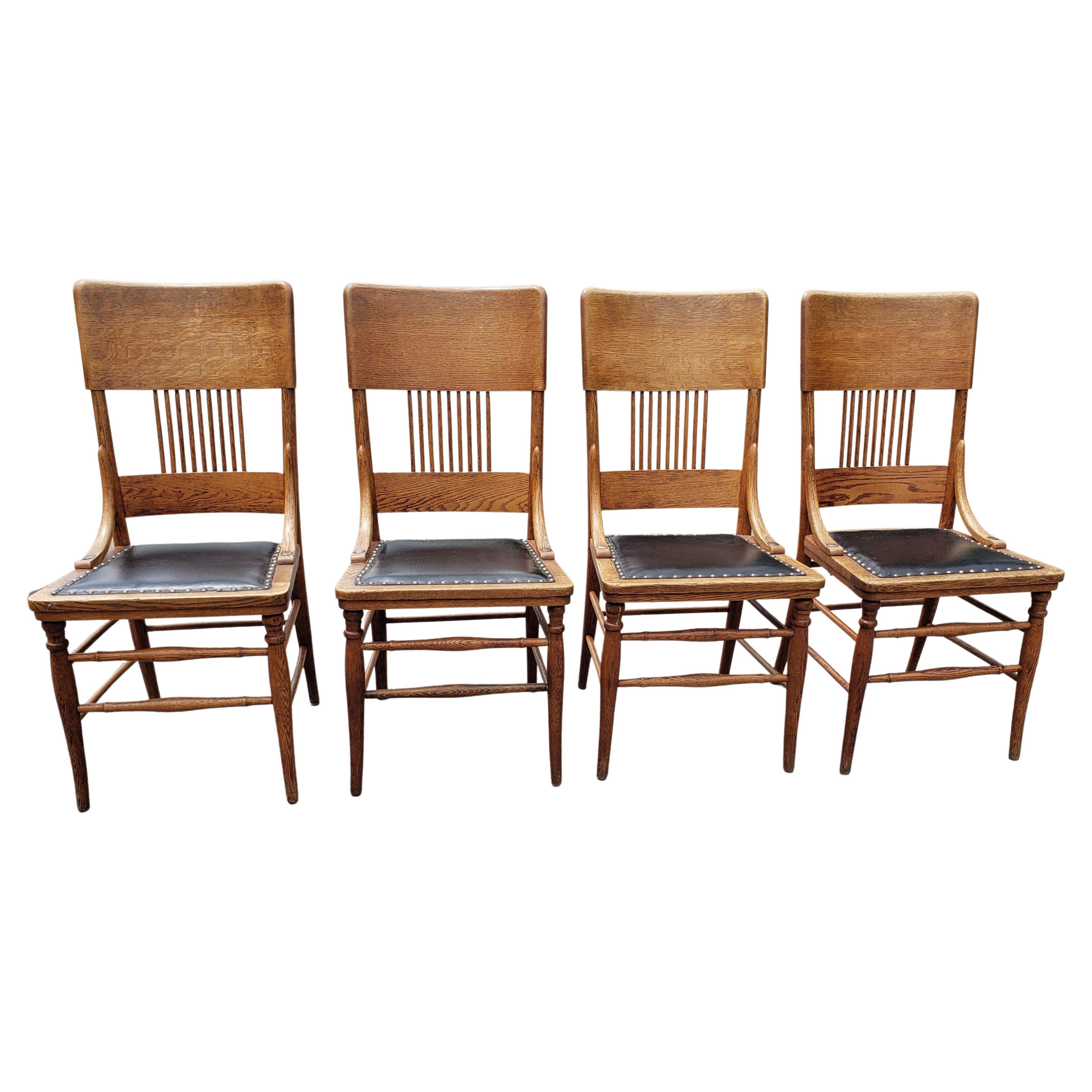 Ensemble de chaises de salle à manger américaines anciennes en chêne pressé à dossier clouté et cuir à clous en vente