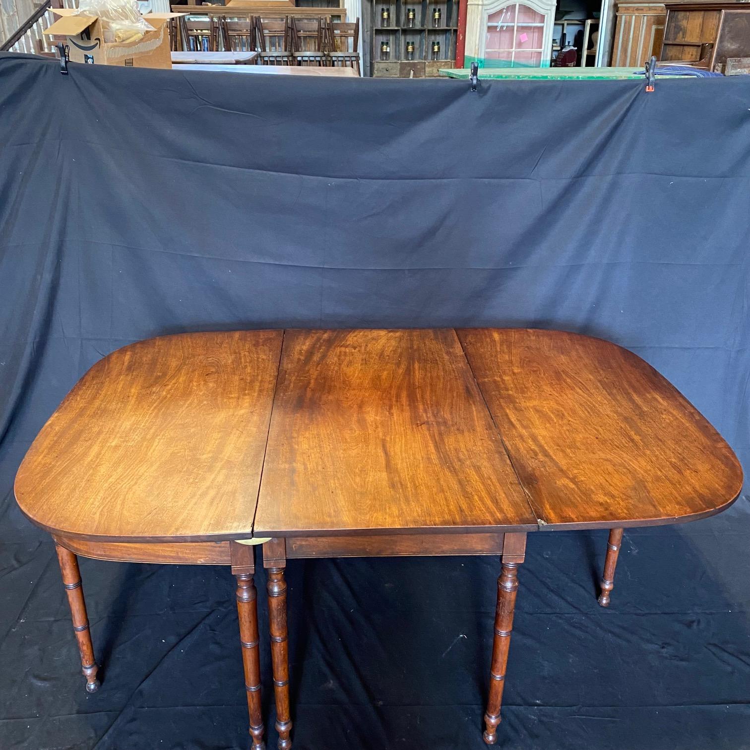 Early American Primitive Maple Harvest Expandable Dining Table In Good Condition For Sale In Hopewell, NJ