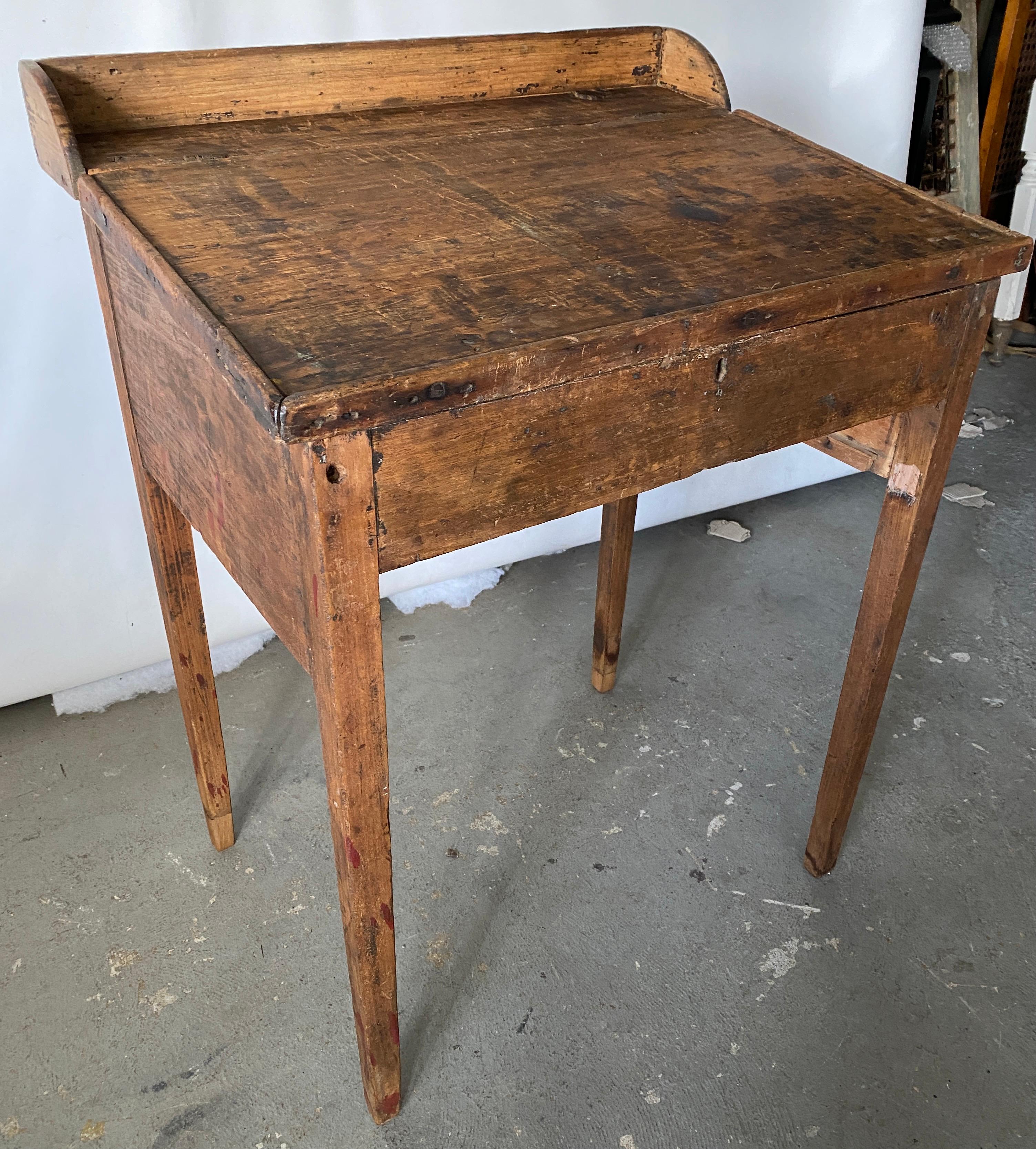 An American raise top school desk with great aged wear. Make a wonderful stand for an entry hallway, kitchen or mud room stand to hold miscellaneous keys and trinkets.
Measures: 34.5 H back.