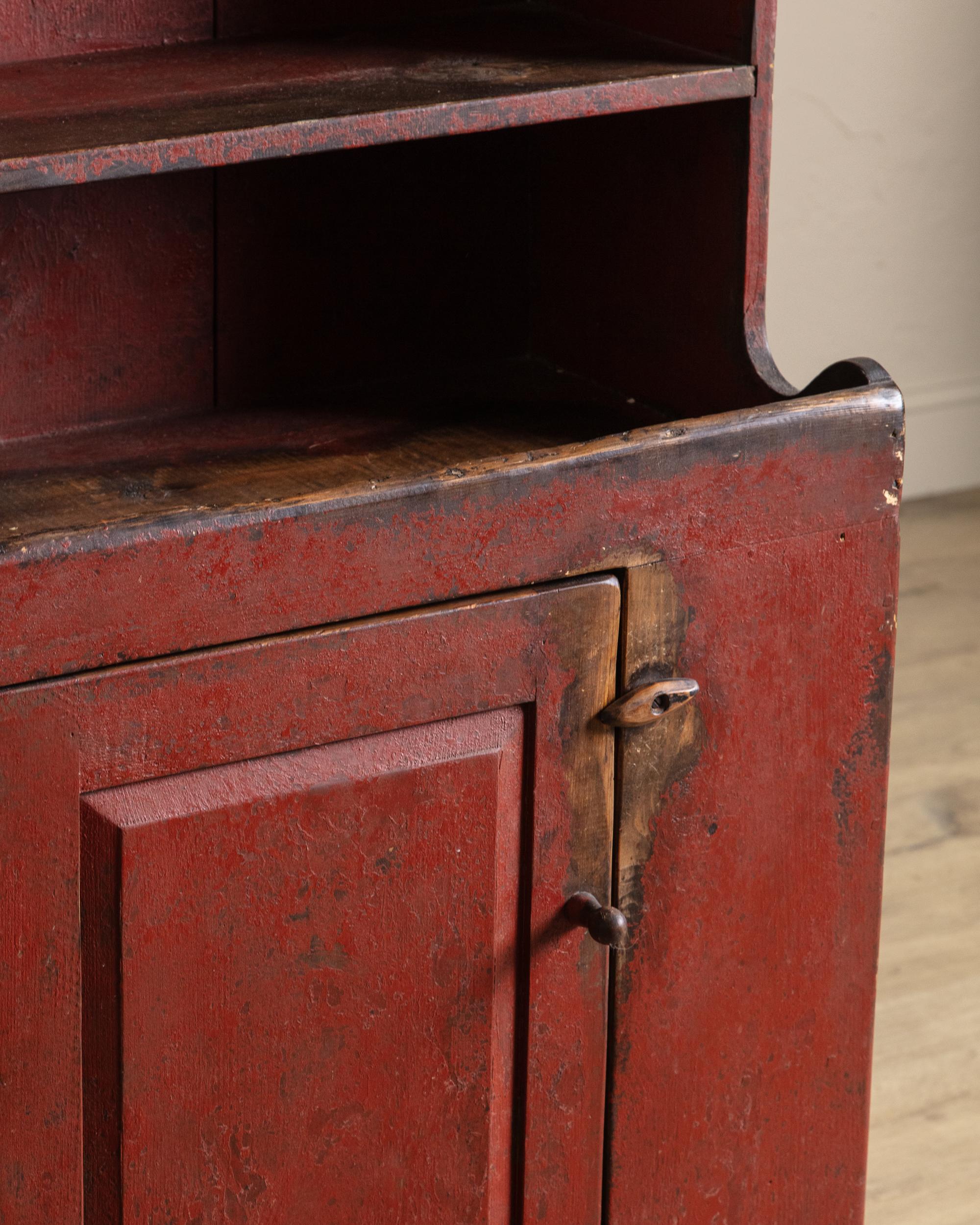 Ancienne armoire américaine peinte en rouge, 19e siècle en vente 2