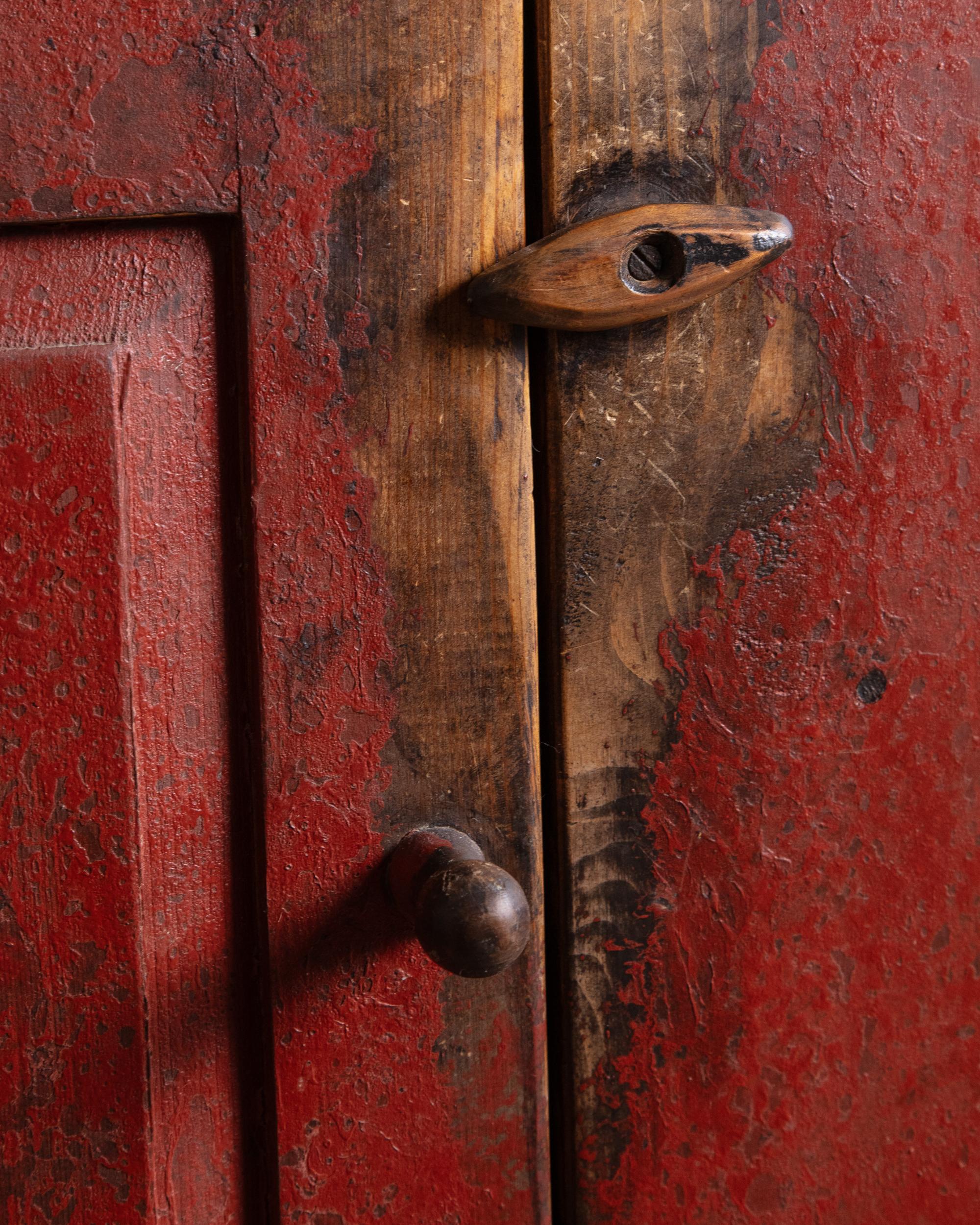 Ancienne armoire américaine peinte en rouge, 19e siècle en vente 4