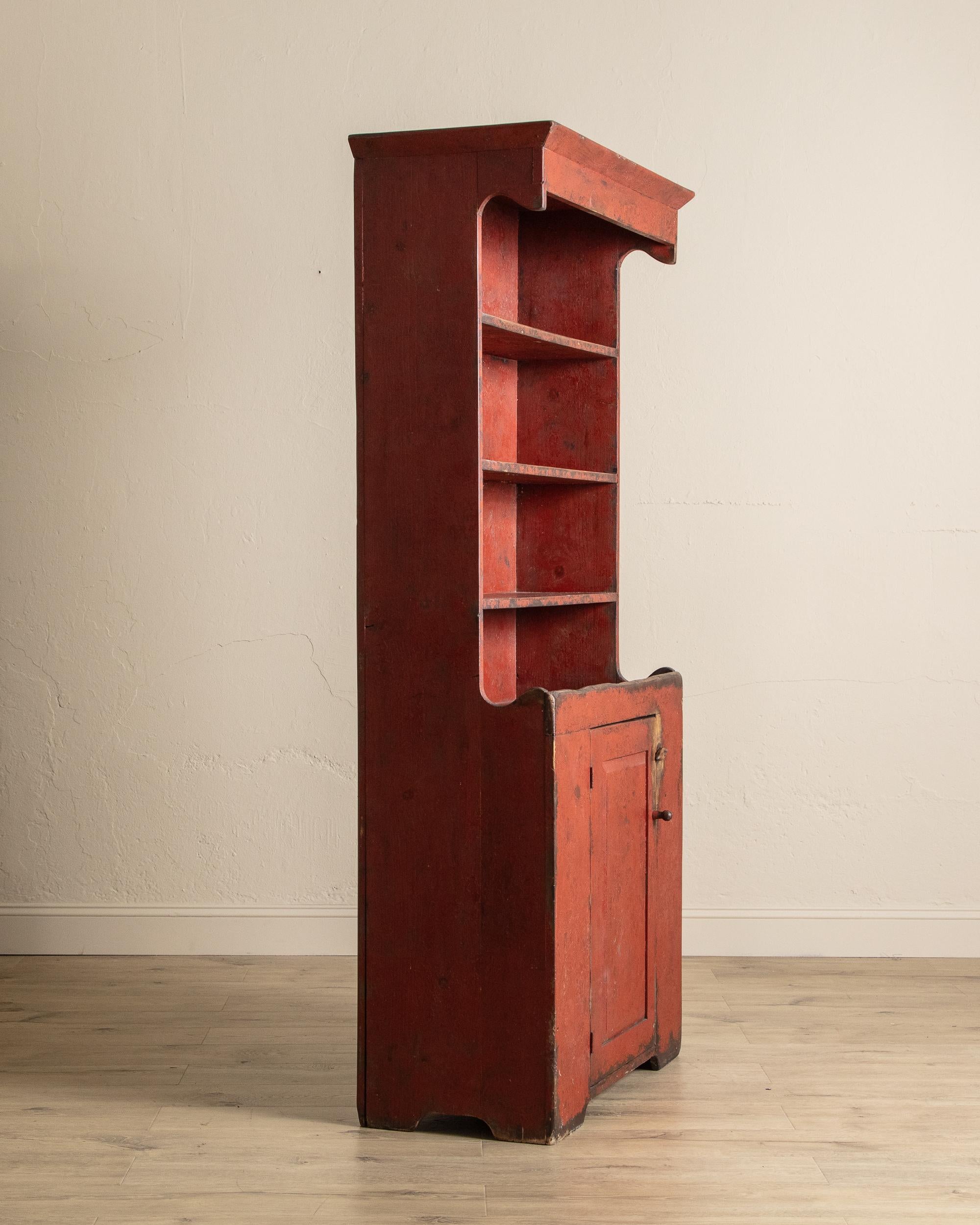 Primitif Ancienne armoire américaine peinte en rouge, 19e siècle en vente