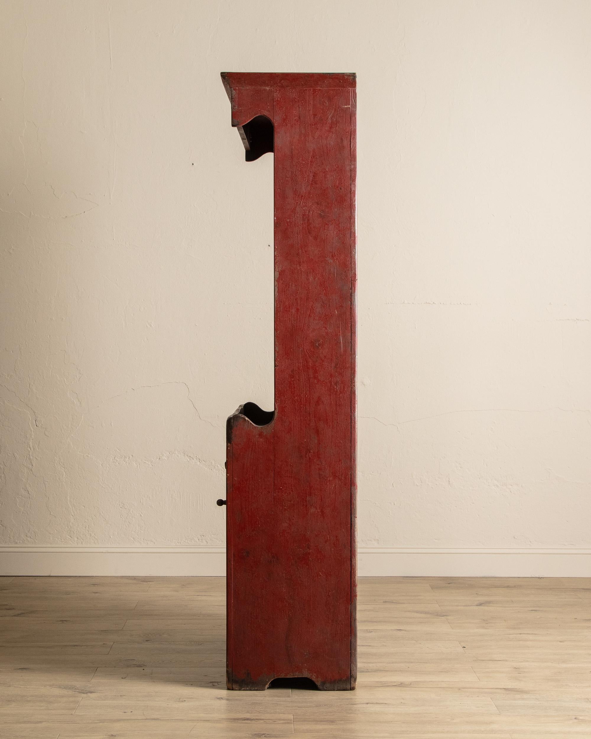 Ancienne armoire américaine peinte en rouge, 19e siècle Abîmé - En vente à Los Angeles, CA