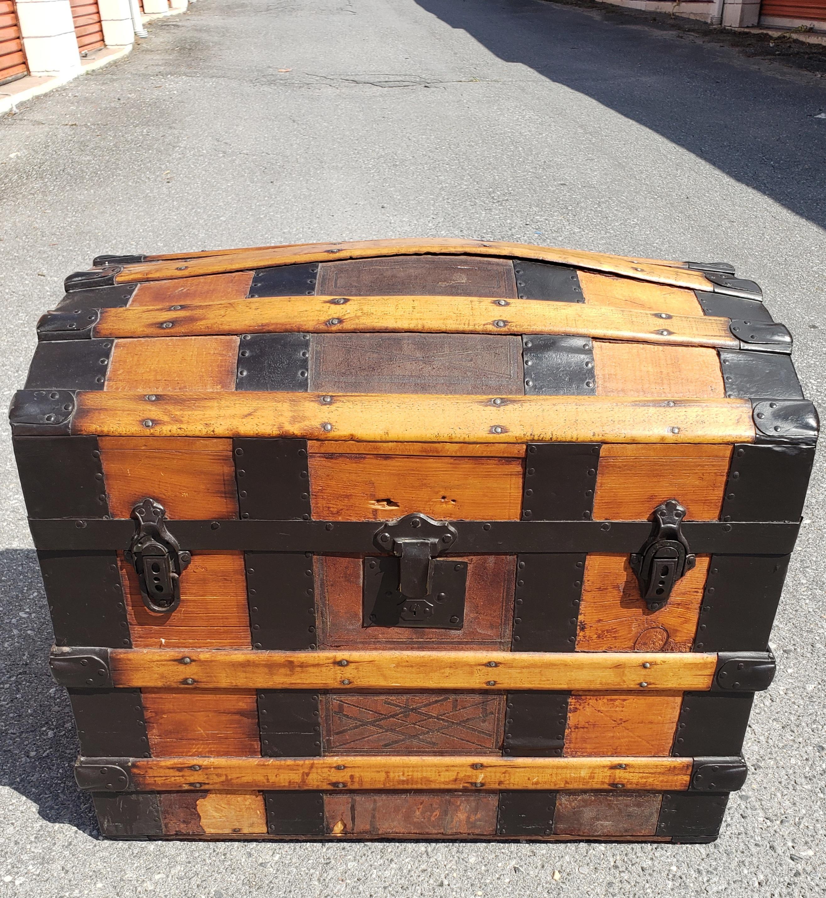 Early 20th Century American Rolling pine Blanket Trunk. Textile lined interior. Functional Leather handles.  Measures 28.5