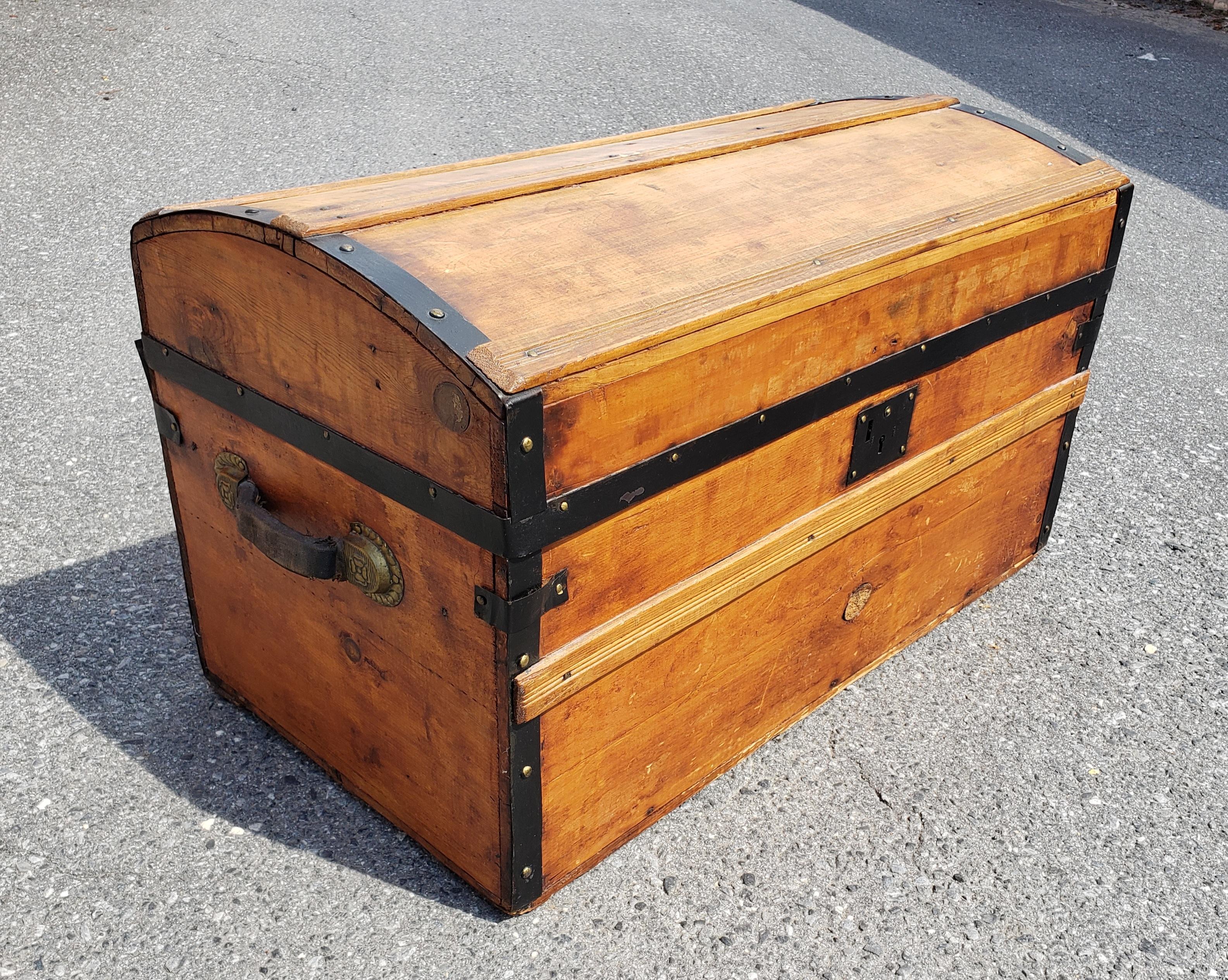 Early 20th Century American Rolling pine Blanket Trunk. Measures 30