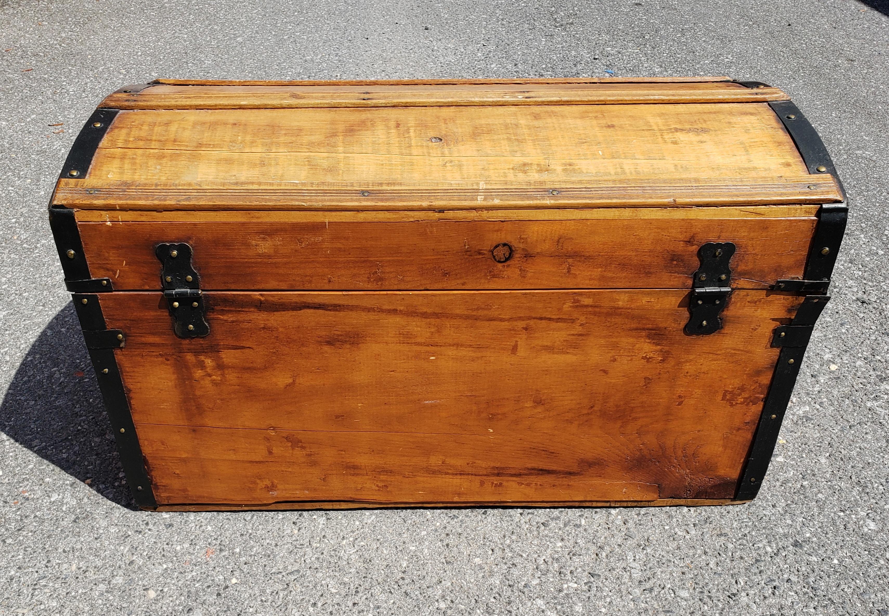 Early American Refinished Pine and Metal Blanket Chest Storage Trunk In Good Condition For Sale In Germantown, MD