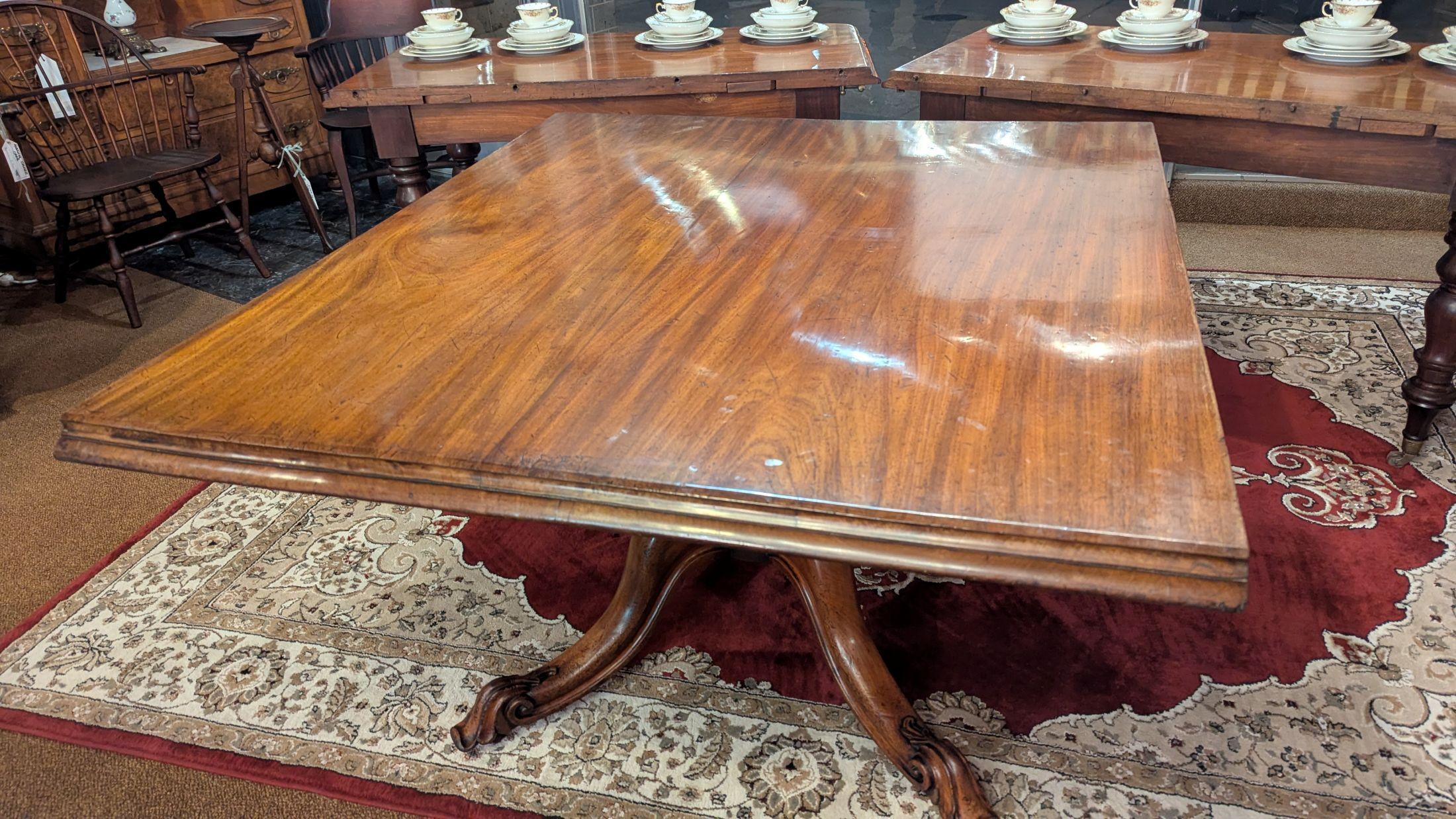 Fabuleuse et très rare table en bois de rose des années 1790 !  Table à plateau central basculant avec quatre pieds à volutes Coloni sculptés à la main, flanquée de deux tables/serveurs latéraux avec de grands pieds bulbeux qui s'assemblent avec des