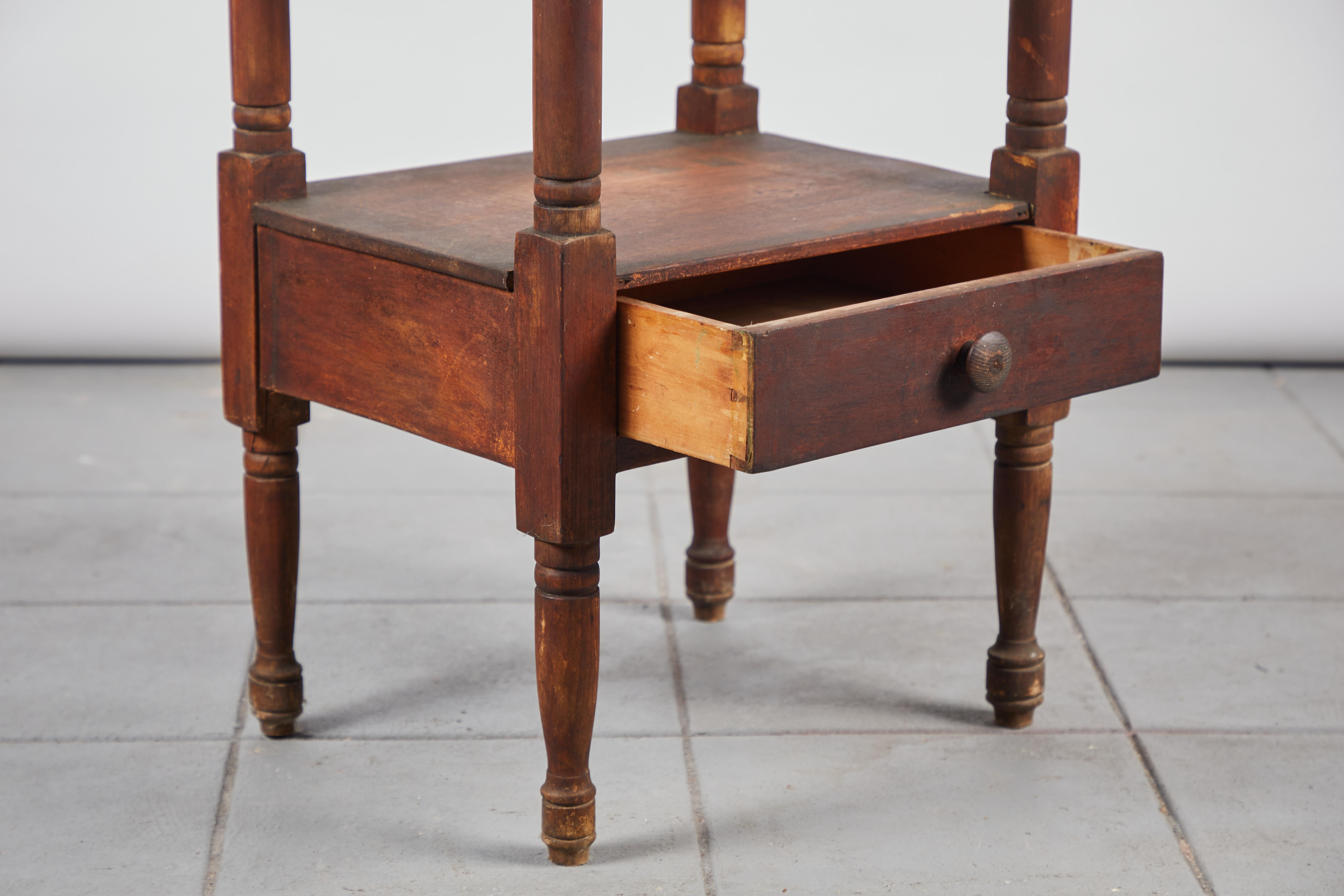 Early American Rustic Side Table In Fair Condition In Los Angeles, CA