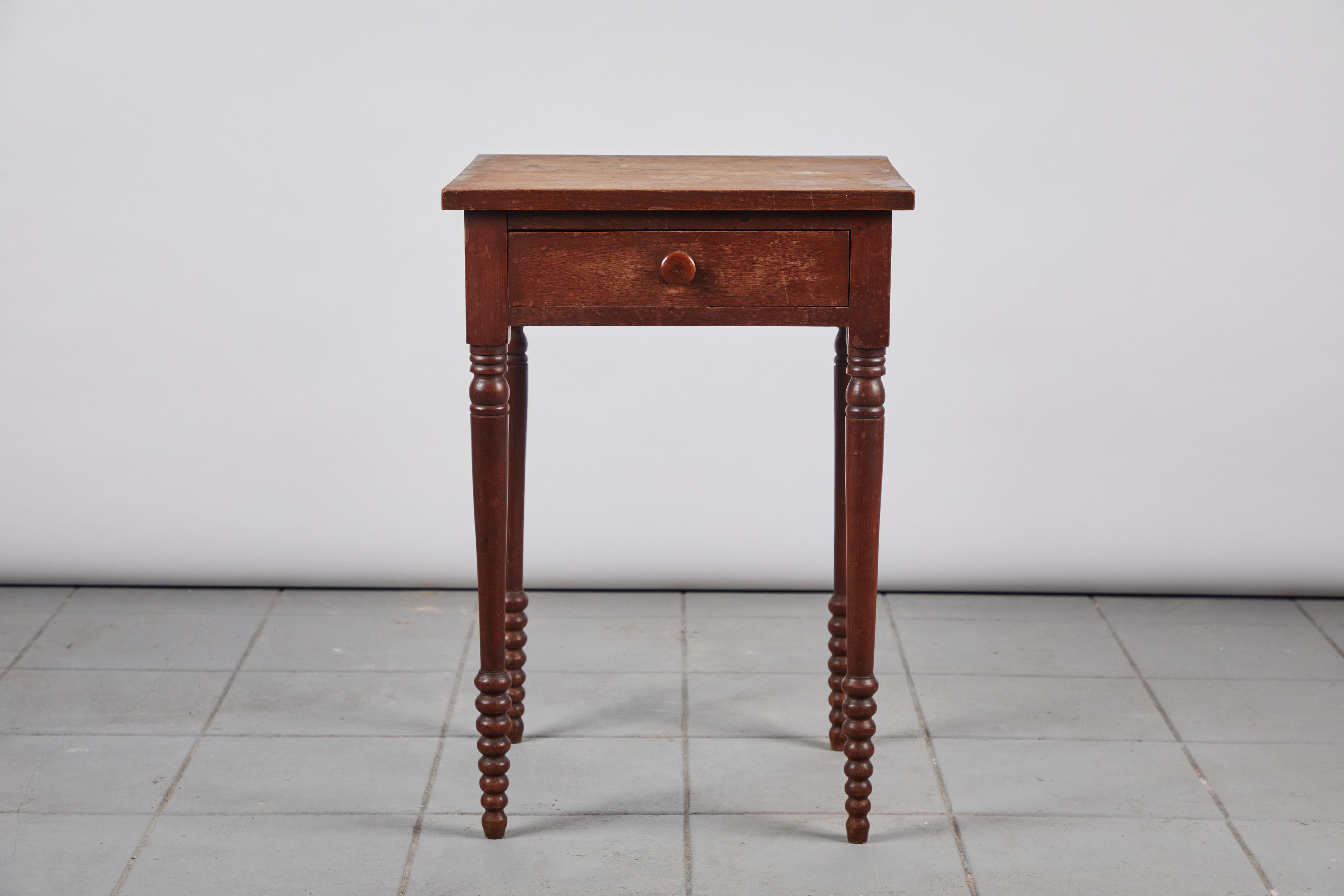 Early American Rustic Side Table In Good Condition In Los Angeles, CA