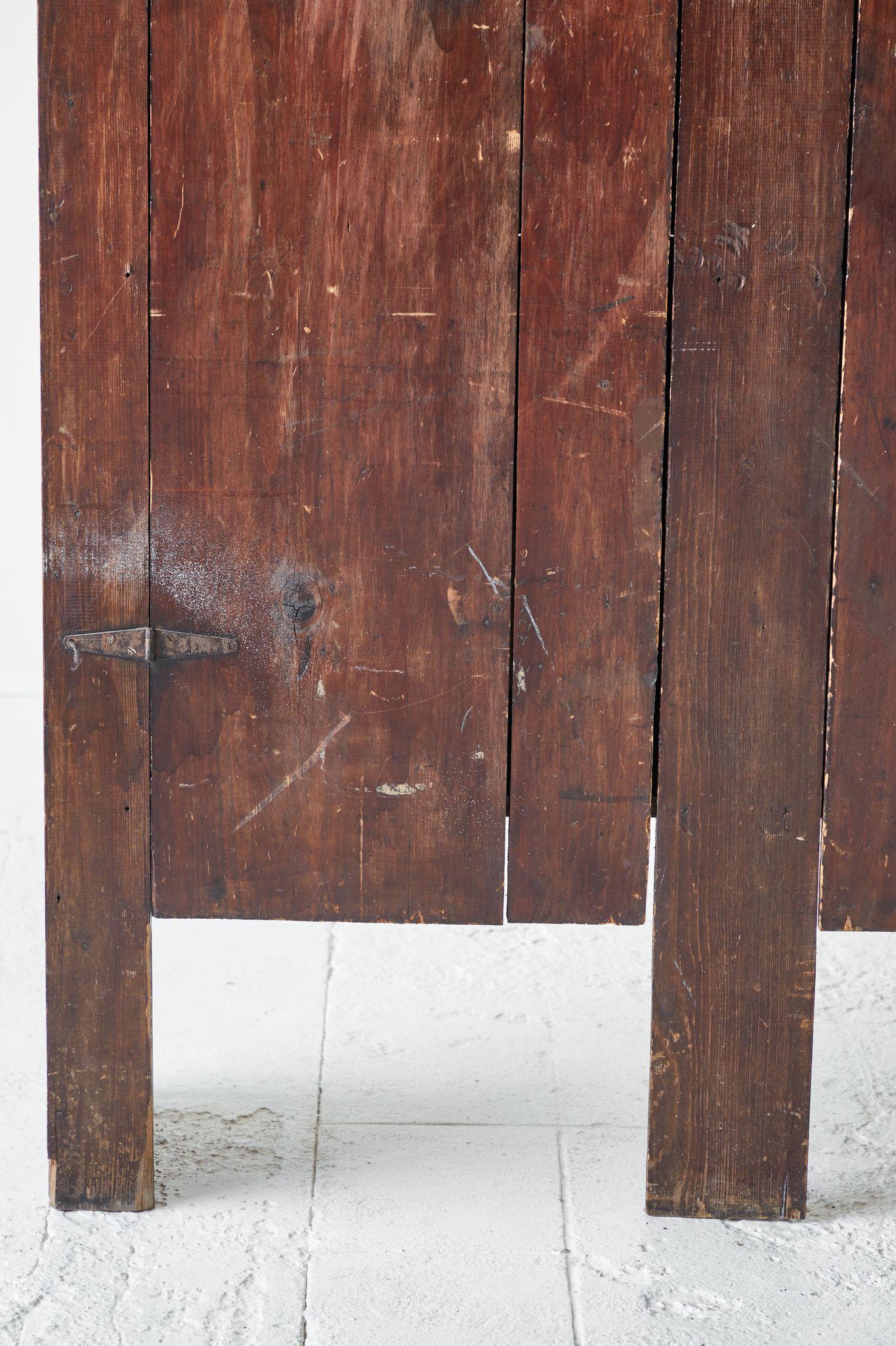Early American Rustic Slatted Two-Door Cabinet In Good Condition In Los Angeles, CA