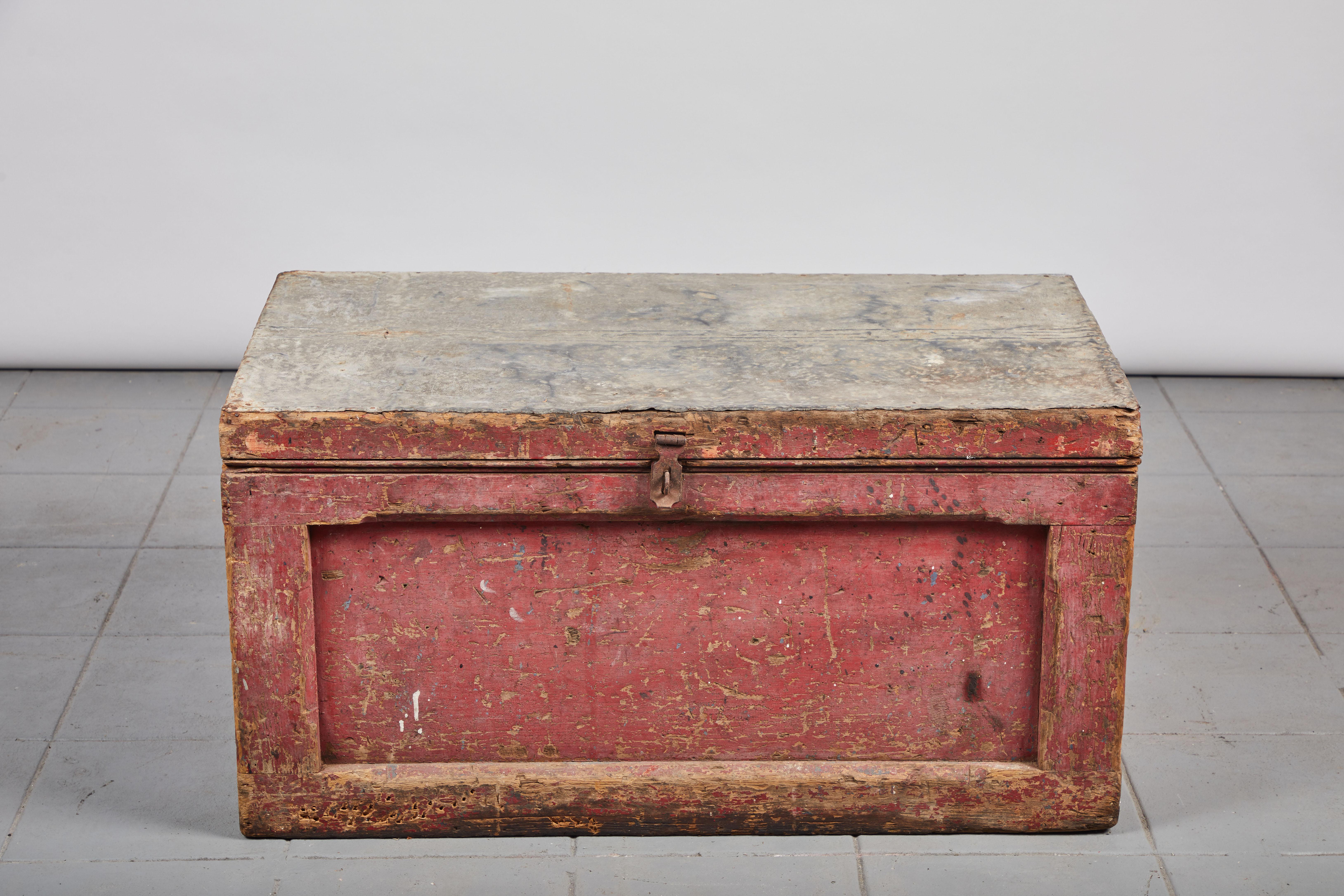 Early American Rustic Trunk with Zinc Top In Good Condition In Los Angeles, CA