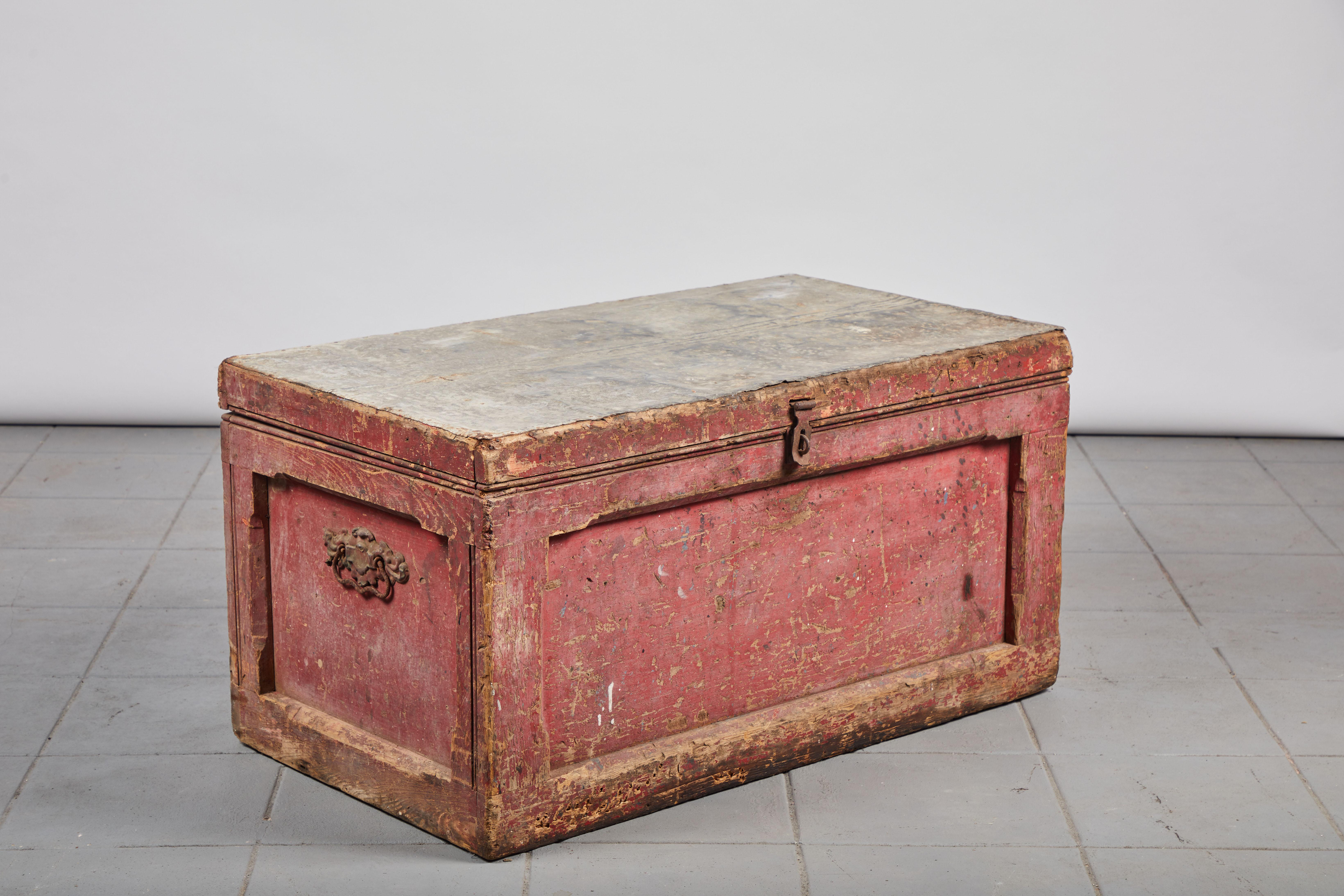 Early American Rustic Trunk with Zinc Top 2