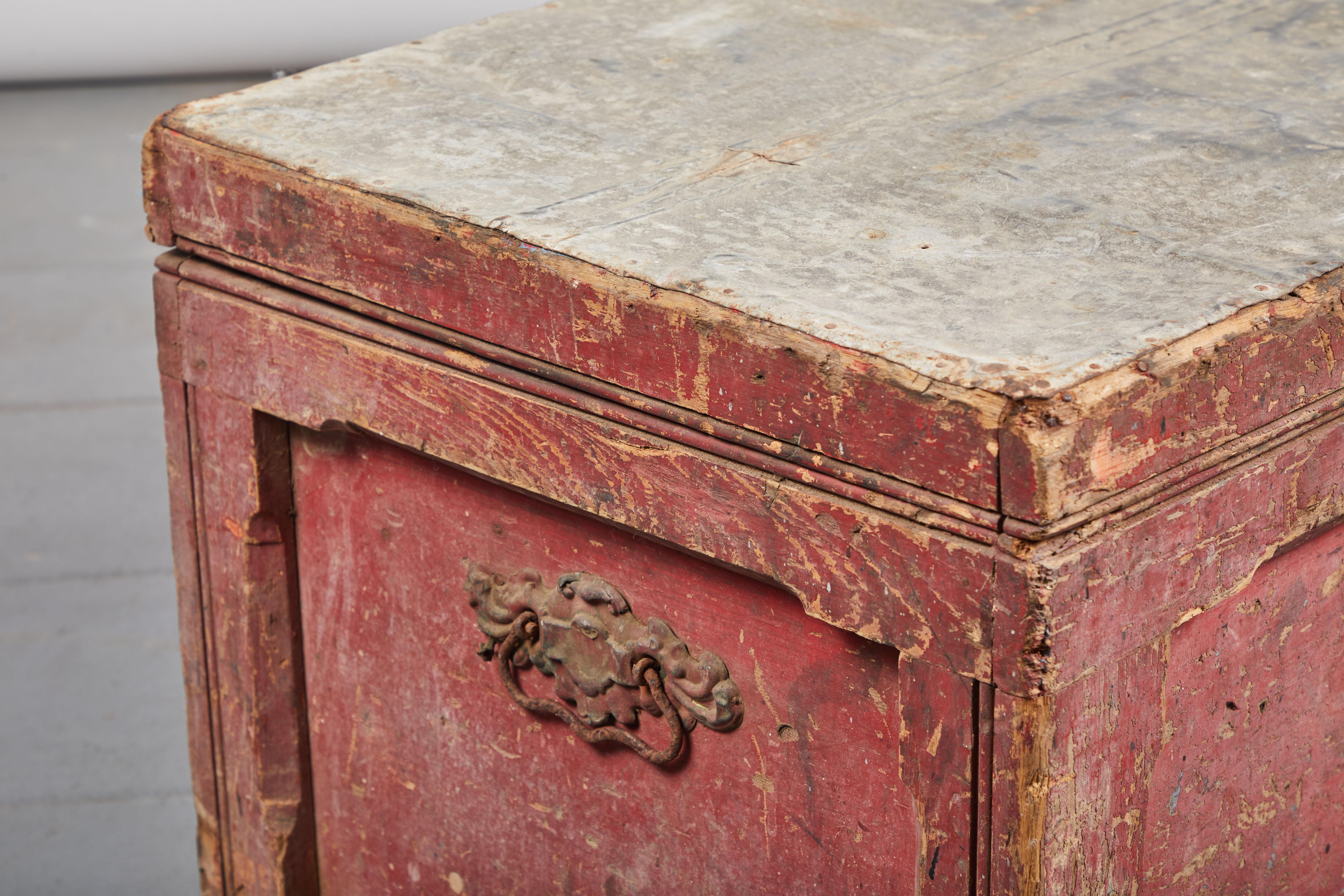 Early American Rustic Trunk with Zinc Top 3